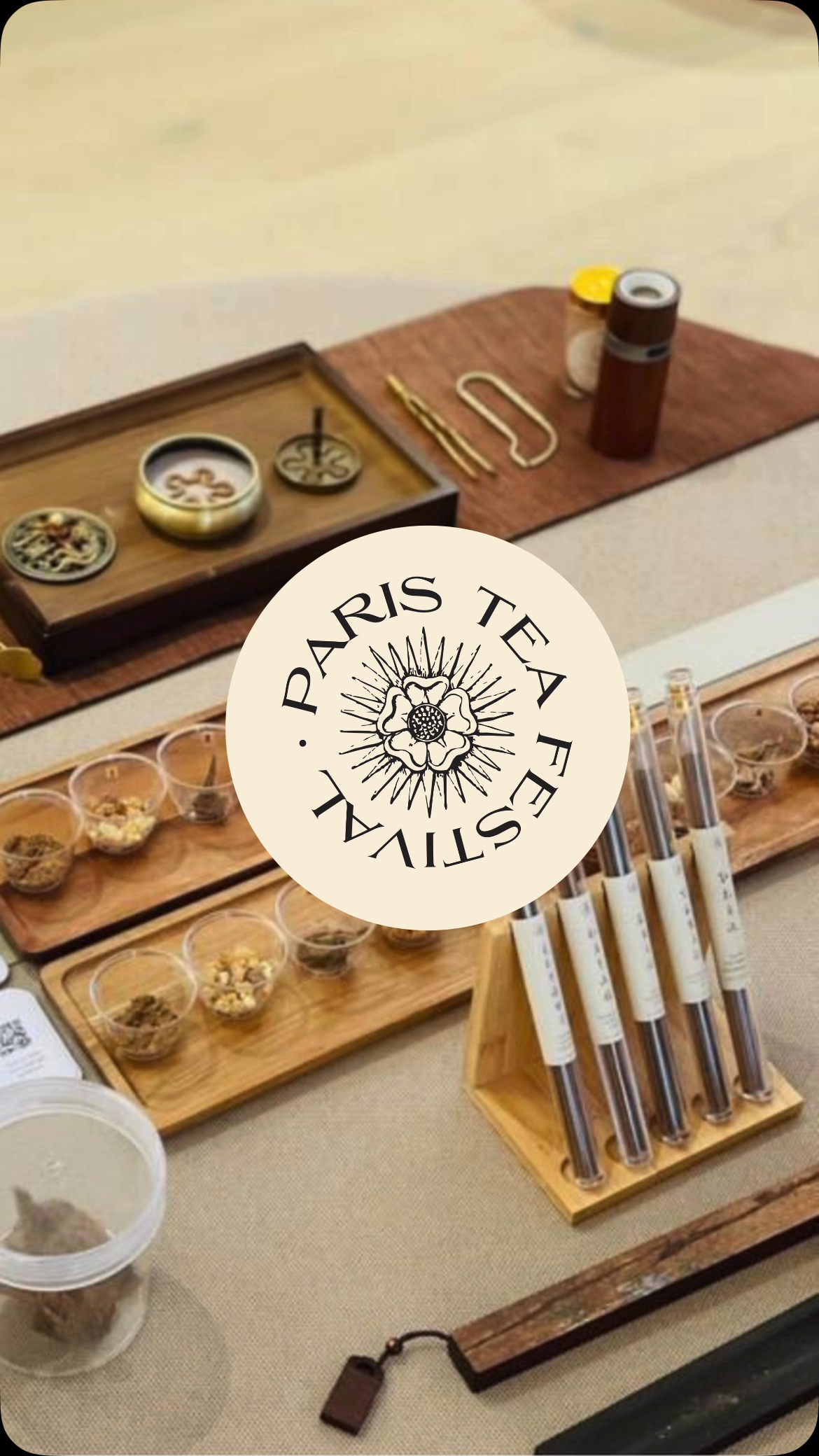 🪵 Bois d’agar & thé – Éveiller les sens
Pour les amateurs de thé, l’encens ouvre la porte à une présence plus profonde. Il apaise l’esprit, affine les perceptions et instaure un silence propice à une dégustation attentive.
Parmi tous les encens, le bois d’agar est l’un des plus précieux. Révéré en Asie comme le « roi des encens », il résulte d’un lent processus naturel de transformation. Son parfum subtil enveloppe l’espace et invite à une immersion dans l’essence du thé.
Dans cette session, YUMM CHA vous propose de découvrir l’histoire du bois d’agar, sa place dans les cultures d’Asie, et l’art délicat d’écouter les parfums – une pratique sensorielle raffinée, au croisement du thé et de la contemplation.
📍 Dimanche 15 juin | 10h30
🏛 Maison Internationale, Paris
🎟 Accès libre sur inscription avec votre billet pour le festival
Programme complet sur www.paristeafestival.com
En anglais
—
🪵 Agarwood & Tea – Awakening the Senses
For tea enthusiasts, incense opens the door to a deeper sense of presence. It calms the mind, sharpens perception, and creates a stillness that enhances mindful tea appreciation.
Among all incense materials, agarwood is one of the most precious. Revered across Asia as the “King of Incense,” it is formed through a slow natural process of transformation. Its delicate fragrance fills the space and invites a deeper immersion into the essence of tea.
In this session, YUMM CHA invites you to explore the story of agarwood, its cultural place across Asia, and the refined art of listening to fragrance — a sensory practice where tea and contemplation meet.
📍 Sunday, June 15 | 10:30 AM
🏛 Maison Internationale, Paris
🎟 Free access upon registration with your festival ticket
Full program at www.paristeafestival.com
In English
#paristeafestival #yummcha #ptfouiouioui🔥