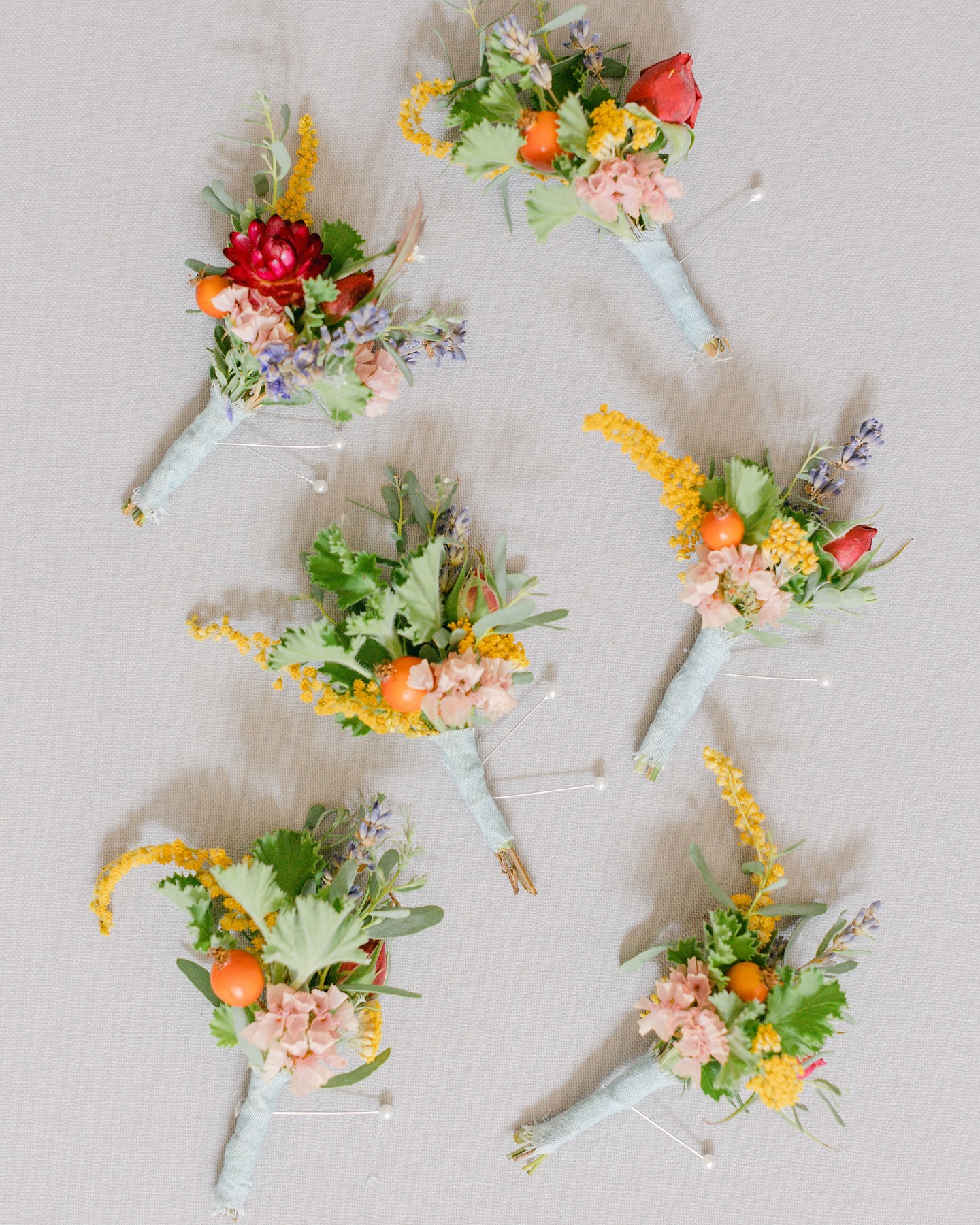 Jusque dans les moindres détails.
@thibaultbremond @guillaumeblanchon @solveigandronan @kernwellphoto @harrietteearnshaw
#boutonniere #buttonholes #traditionmariage #weddingtraditional #accessoiresfleuris #accessoiresmariage #prettydetails