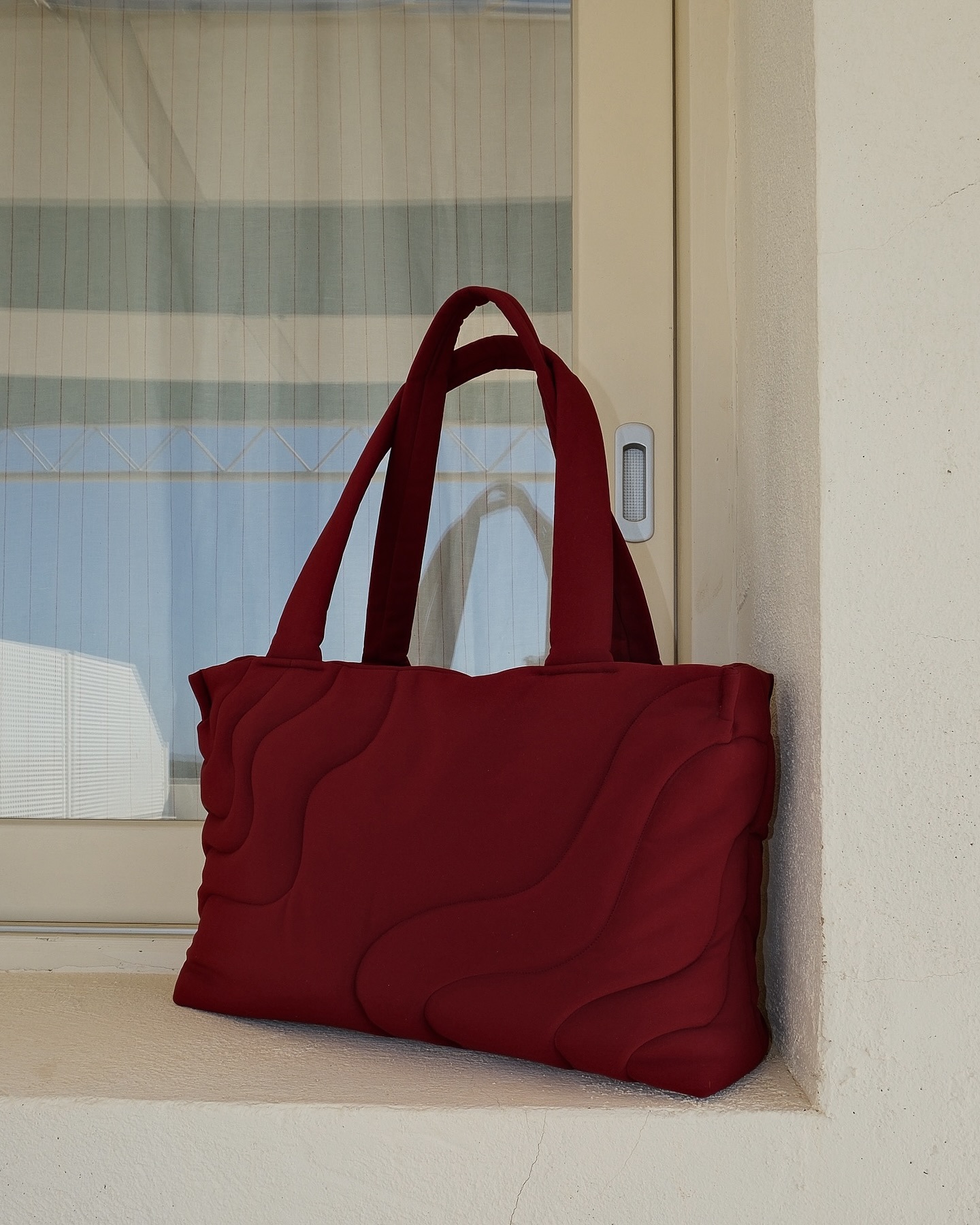 Peaceful beach days featuring the signature tote 🐚
—
Restocking June 9th at 20h00