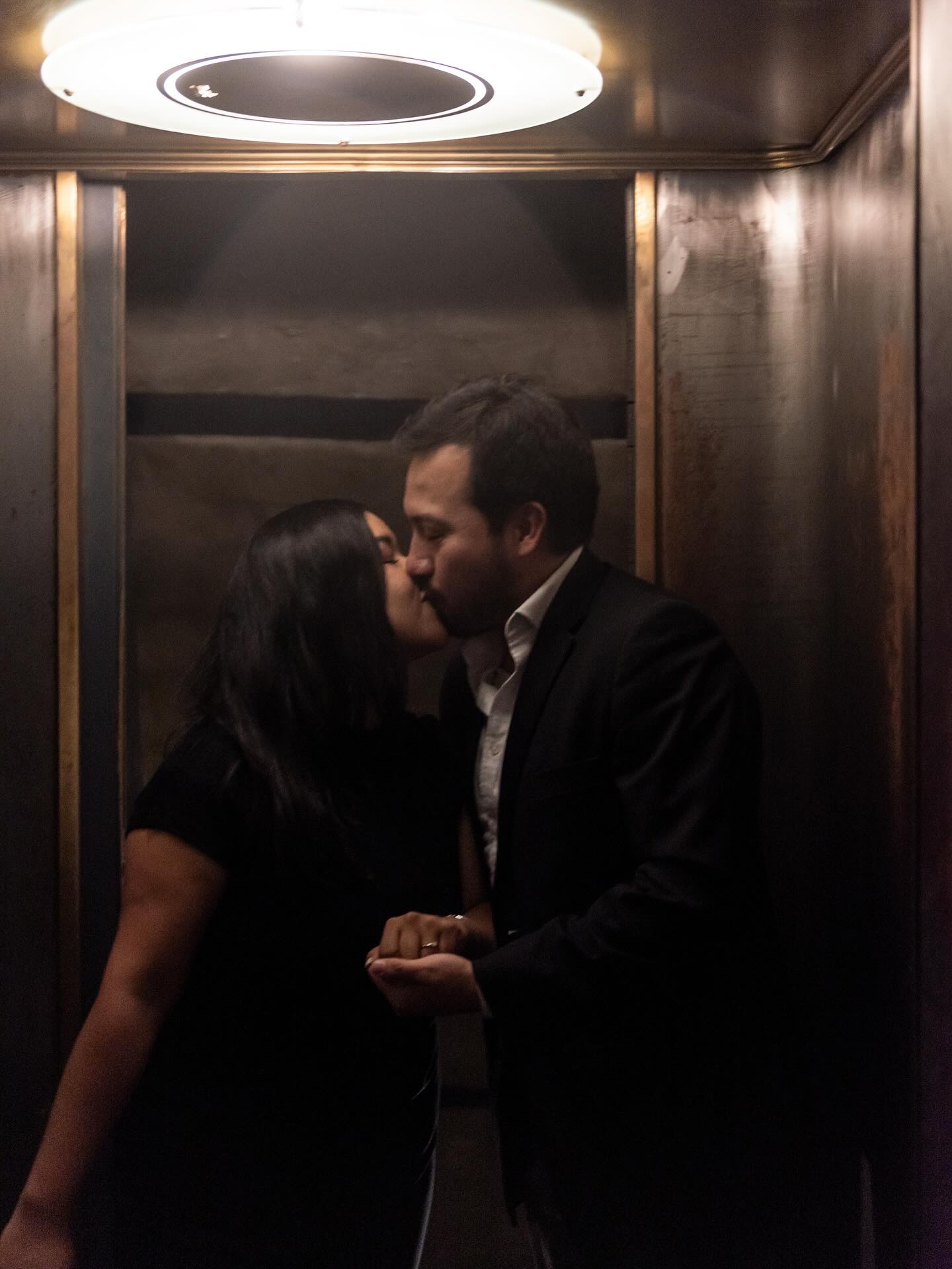 Hay cosas que se saben desde el corazón. Un hombre hace todo lo posible hasta que el destino se revela ante él, y ella llegó a mi vida para ser la indicada. Este compromiso llega no por ser el siguiente paso, si no porque quiero compartir con la mujer de mi vida. Te amo @anagf219  21/06/25