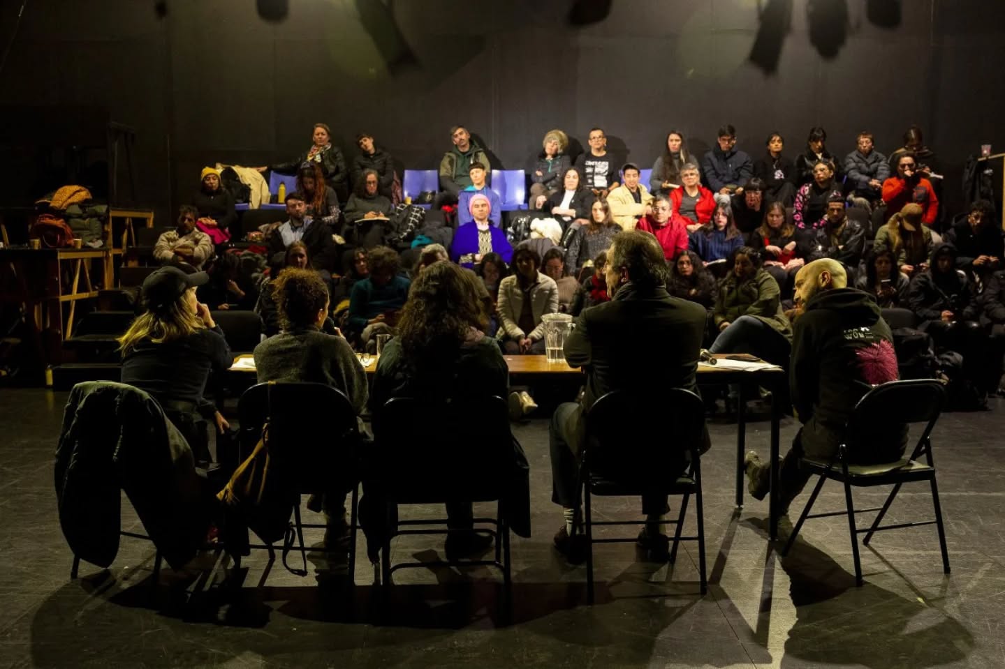 📸✨ CRIA Chiloé presente en el II Encuentro Nacional de la Red de Espacios de Residencias Creativas
El pasado 12 de junio, estuvimos en el Espacio Checoeslovaquia en Santiago, compartiendo experiencias, desafíos y sueños junto a diversos espacios de residencia del país. Un encuentro que nos permitió reflexionar sobre el ecosistema creativo nacional, fortalecer redes, fomentar el empleo digno y aportar colectivamente a las políticas culturales desde los territorios.
💬 Conversamos sobre modelos de gestión, creación situada, metodologías colaborativas y el profundo rol que cumplen las residencias en la descentralización del arte y la cultura.
🌿 Nos enorgullece ser parte de esta Red de Residencias junto a:
@ko_panqui · @cielosdelinfinito · @espaciotxawun · @criachiloe · @teatropuerto.cl · @centro_nave · @espacioflordeagua.cl · @checoeslovaquia
🗣️ Además, el encuentro contó con destacadas/os invitadas/os como:
@nonafernandez · @catadevia · @danzaciec y representantes del @goetheinstitut_chile · @institutofrances_chile · @ccesantiago · @liquenlab_magallanes
💛 Gracias a todas y todos quienes participaron de este importante espacio de diálogo y proyección.
📷 @nic.calderon
#ResidenciasCreativas #EcosistemaCreativo #RedDeResidencias #CulturaTerritorial #CRIAChiloé #Capanegra #ArteDesdeElTerritorio