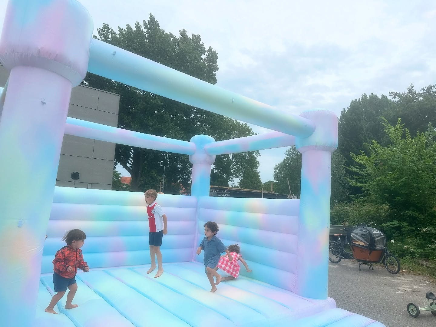 Meet our Tie-Dye Bouncy 🌈
The softest pastels, the happiest jumps, and a whole lot of fun. Whether it’s a birthday bash, park playdate, or something in between, this one’s always a crowd favorite.
📍 Now booking in Amsterdam
✨ DM to save your date
#TieDyeBounce #MiniMunchkinsNL #AmsterdamKids #PastelPartyVibes #BouncyCastleFun