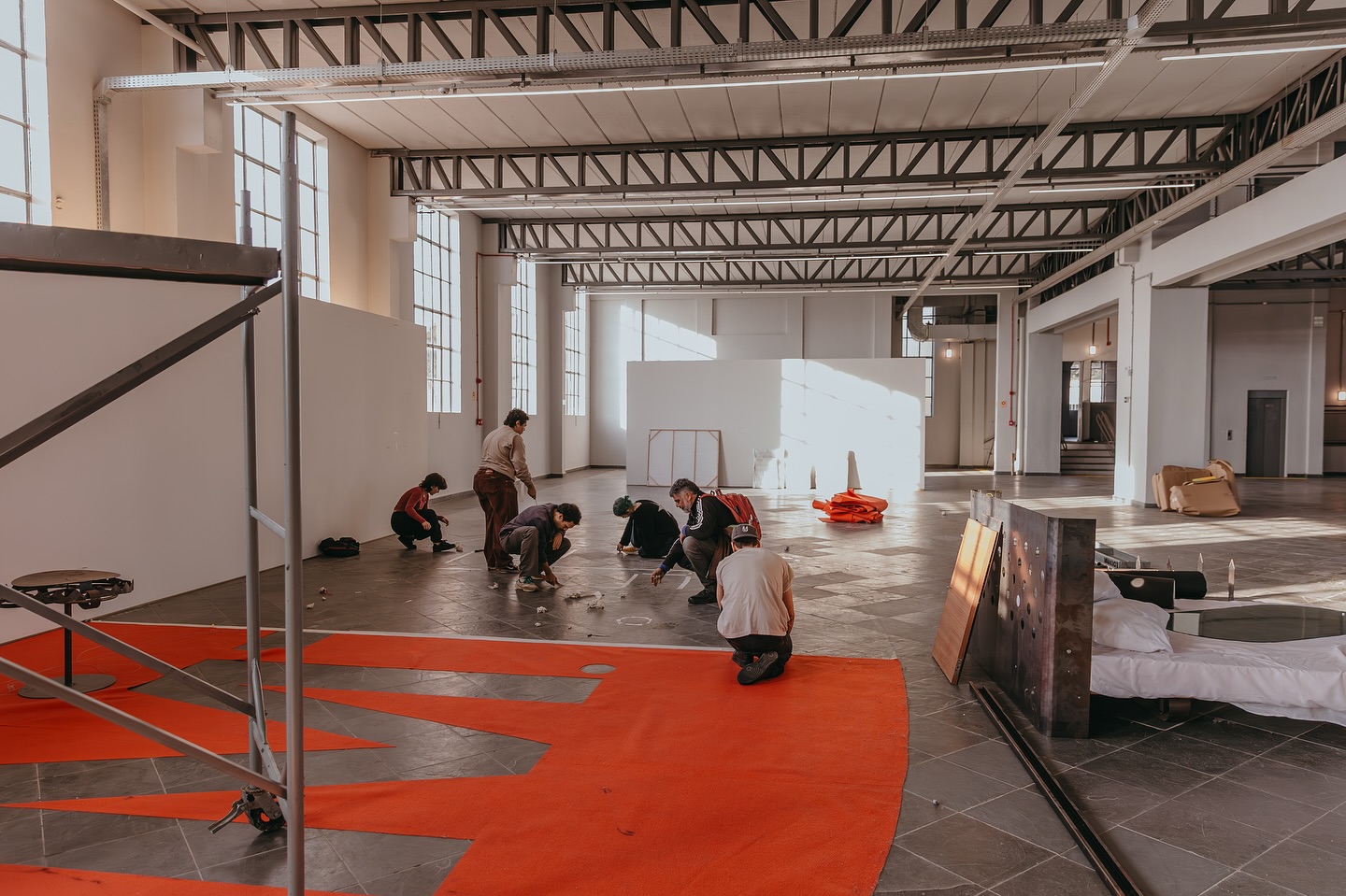 Nos bastidores da Bienal, tudo pulsa antes do público chegar.
E continua pulsando mesmo depois que as luzes se apagam.
Foram meses de trabalho intenso: na montagem, na preparação dos mediadores, na técnica, na produção…e por último, a desmontagem.
Entre ferramentas, escadas, reuniões, ensaios e madrugadas, nasceu uma Bienal feita de muitas mãos.
Hoje, a gente abre o álbum pra lembrar que o que sustenta a arte, muitas vezes, está fora da cena. Mas nunca fora da história.
Obrigada a todas as pessoas que fizeram parte dos bastidores da 14ª Bienal do Mercosul. Vocês são parte de cada Estalo.
📸 @thieleelissa.foto
Apresentado por: @petrobras
Produção: Fundação Bienal do Mercosul
Apoio Institucional: @unescobrasil, @tjrsoficial, @ccmarioquintana, @museumargs, @farolsantander, Procempa e Bancos Sociais, @instituto.ling, @institutocervantesportoalegre, @eflcultural, @instituto.rouanet, @fundacaoibere e @pucrs
Apoio: @irigaray.guindastes, @lojaspompeia, @gangoficial, @riograndeseguros, @iguatemipoa, @agibank, @vulcabras.oficial, @dufriorefrigeracao, @roxcode.io, @brdeoficial e @art.hoteltransamerica
Media Partner: @grupo_rbs
Apoio Premium: @lojasrenner, @bluevillealimentos e @gerdau
Patrocínio: @crown.embalagens, @caixa, @prefpoa e @governo_rs
Patrocínio Master: @santanderbrasil @banrisul
Financiamento: PRÓ-CULTURA - Lei Estadual de Incentivo à Cultura - #proculturars @sedac_rs #culturaessencial
Realização: Lei Federal de Incentivo à Cultura
#14BienalDoMercosul #BienalDoMercosul #BienalDoMercosul2025