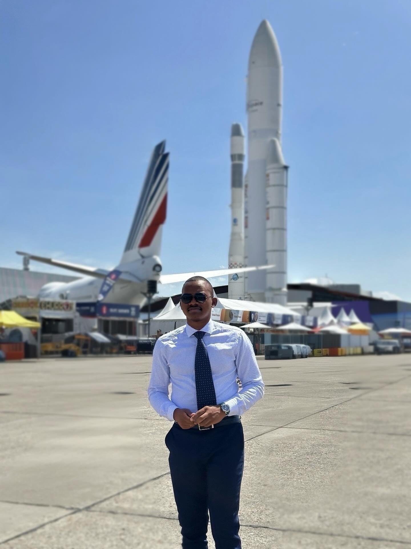 Je me suis rendu au Salon international de l’aéronautique et de l’espace au Bourget pour constater la vitalité de nos filières stratégiques et l’excellence de notre savoir-faire, au service de notre souveraineté.
À travers les démonstrations et les échanges, j’ai pu mesurer concrètement les avancées impressionnantes de notre armement, fruit de l’exigence de nos chercheurs, ingénieurs et industriels.
Je remercie chaleureusement tous les professionnels avec qui j’ai pu échanger aujourd’hui. Leur expertise, leur passion et leur engagement pour la sécurité de notre pays forcent le respect.
Un salut tout particulier au Capitaine Adrien et à nos hommes des forces spéciales pour m’avoir présenté, de manière détaillée et passionnante, le #Caracal #H225M nouvelle génération.
Les innovations que j’ai découvertes aujourd’hui témoignent de la capacité de notre industrie à répondre aux priorités actuelles, tout en préparant les défis de demain, à commencer par l’#espace, devenu un enjeu #stratégique, #industriel et de #souveraineté majeur.
Je souhaite que l’Union européenne se donne les moyens de devenir une véritable puissance spatiale.
Je pense que cela impliquera des investissements massifs et une préférence européenne claire, afin que nos #compétences, nos #entreprises et nos #technologies soient au cœur de cette ambition.
Plus que jamais, il est essentiel de soutenir notre écosystème d’innovation, de renforcer nos capacités de recherche, et d’accompagner tous ceux qui œuvrent, chaque jour, pour la #sécurité, la #puissance et l’#indépendance de la France et de l’Europe. ✈️🇪🇺🇫🇷