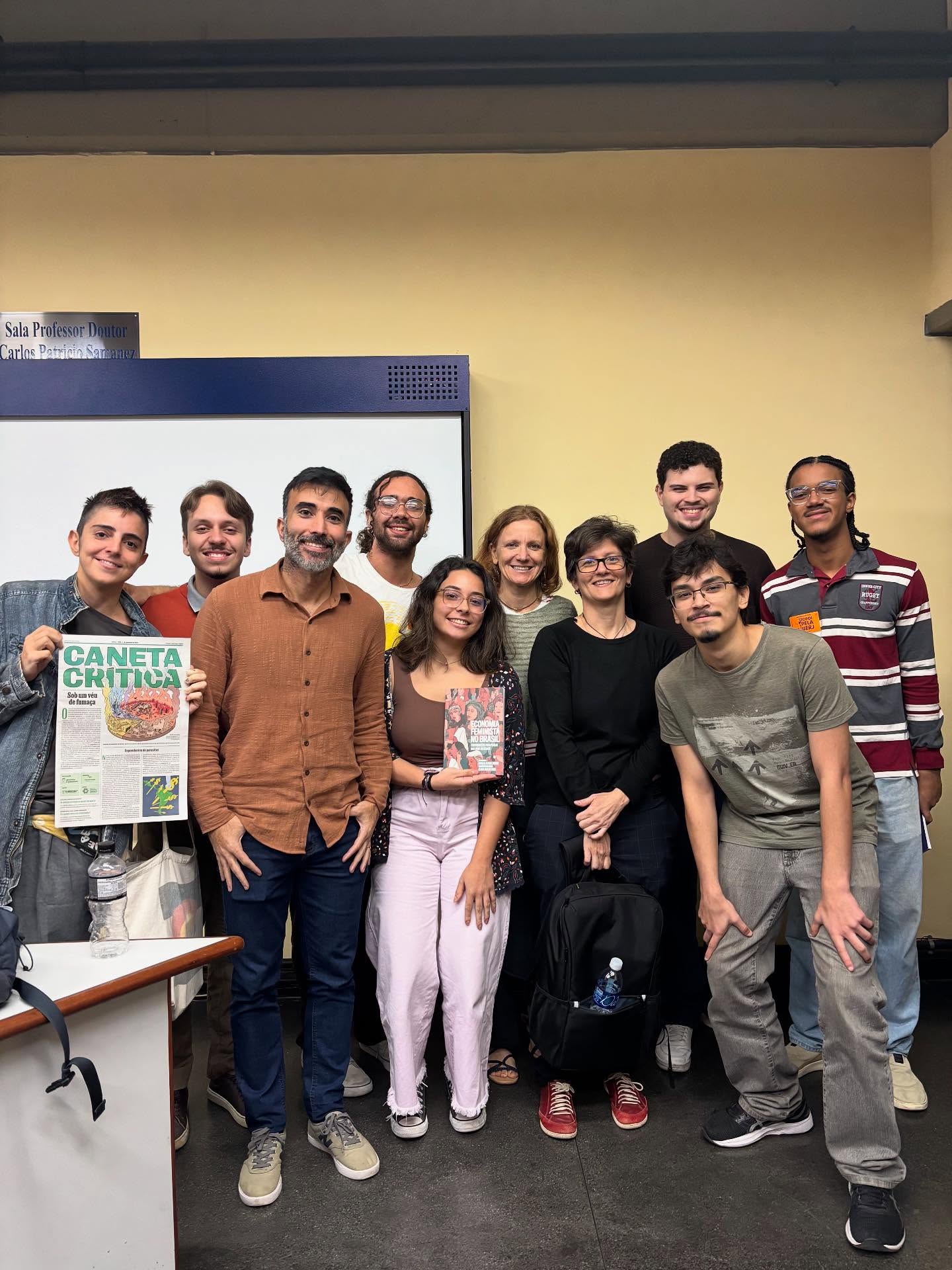 No dia 26/06 a rede Desajuste (@desajusteecon) realizou o debate em parceria com a equipe do Observatório e o Centro Acadêmico de Economia da UERJ (@caecofce) sobre os impactos da Taxa Selic na vida da sociedade e na economia como um todo.
Com a participação do prof. Rodrigo Rodriguez (UERJ) e da prof. Maria Isabel Busato (UFRJ), o debate trouxe perspectivas teóricas e práticas acerca do debate em torno da taxa selic, que historicamente no Brasil apresenta-se em patamares elevados e hoje encontra-se em um patamar abusivo de 15% a.a., prejudicando o desenvolvimento socioeconômico do país.
Acesse o nosso site para conhecer o nosso projeto e saber mais sobre o Observatório!