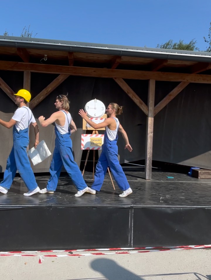 Zeitreise durch Trisoleil - Part 2 ✨
Aufgeht’s in die erste Showsaison. 🕺🏼
Sommer, Sonne, Sonnenschein und ein bisschen Regen gehört wohl auch dazu.
Das Beste aber ist die Freude am performen und gemeinsam unterwegs sein. Dazu kommt das gute und viele Essen das für gute Energie sorgt.⚡️🥗