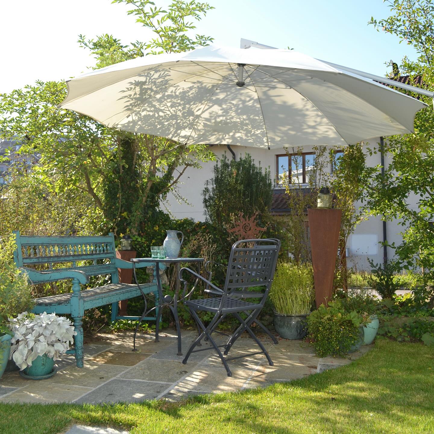 Tollegärten – Ihr Lieblingsplatz im Grünen
Ein lauschiges Plätzchen im Schatten, umgeben von duftenden Kräutern, blühenden Pflanzen und stilvollen Details. So fühlt sich der Sommer an.
Ob für die Kaffeepause, ein gutes Buch oder das Gespräch mit Freunden – wir schaffen Räume, die zum Verweilen einladen.
Gartenräume mit Charakter – individuell geplant, liebevoll umgesetzt.
Mehr Eindrücke auf www.tollegaerten.ch
#Tollegärten #Gartenliebe #Sitzplatz #Gartenideen #Sommergarten #Gartengestaltung #Lieblingsplatz #SchweizerGärten