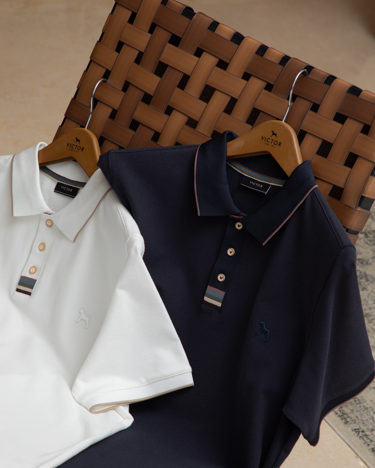 Detalles que elevan cualquier look.
El sello de estilo Victor en cada prenda.
Descubre nuestra nueva selección de polos y TShirts diseñadas para esos días donde menos es más.
#VictorSince1974 #EstiloVictor #PolosQueInspiran #MensStyle