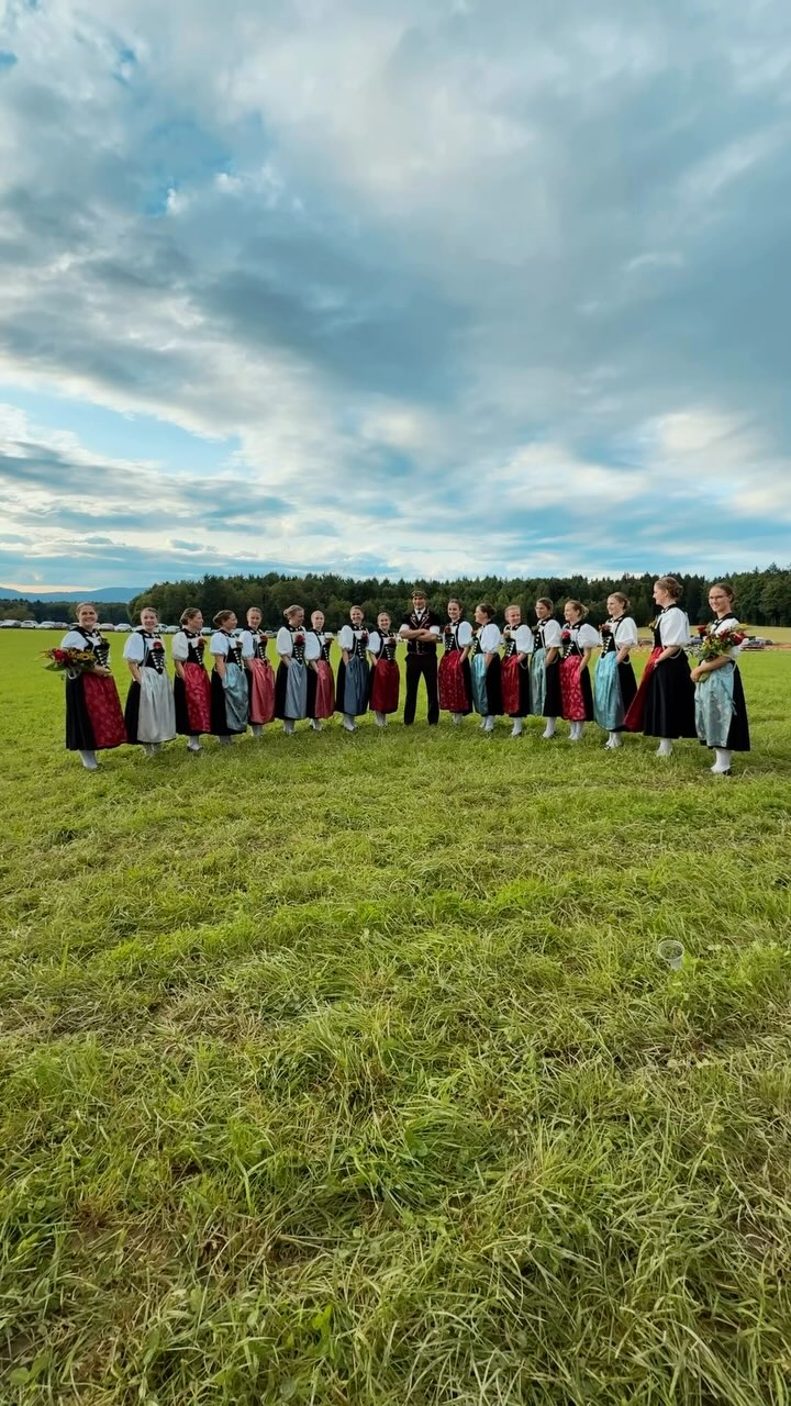 OSF 2025 – Inkwil im Schwing-Fieber 💥🤎
Was für ein Tag!
Michael Moser holt sich den Festsieg, Remo Käser überzeugt als bester Einheimischer, Levin Neuenschwander wird am Heimfest Neukranzer – und:
Ein grosses MERCI an alle Kranzgewinner, alle Schwinger und speziell an alle Neukranzer, die in Inkwil ihr erstes Eichenlaub geholt haben! 🌿💪
Ebenso ein riesiges Dankeschön an alle Ehrendamen, die trotz des Matschs mit viel Engagement, Ausdauer und einem Lächeln für Würde und Stil sorgten – ihr habt das Fest mitgeprägt! 💐🙏
Danke auch an alle Helfer:innen, Besucher:innen und Unterstützer – ihr seid der Herzschlag vom OSF!
Mehr Bilder, Storys & Einblicke folgen bald – drbi bliibe lohnt sich!
#osf2025 #schwingen #inkwil #moser #käser #neuenschwander #neukranzer #ehrendamen #allekranzgewinner #danke #municäsar #blibetdrbi