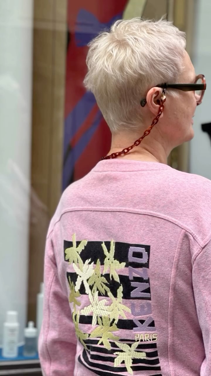 Pixie power à Paris ✂️✨
Élégante. Rayonnante. Audacieuse.
La coupe qui change tout. 💎
#PixieCut #ParisHair #HairTransformation #LuxurySalon #ChicParisien #ShortHairGoals #CoiffureDeLuxe #ParisienneStyle #BoldBeauty #PixieVibes #hautecoiffure #coiffeur #coiffeurparis #hairgoals #salondecoiffure #blondehair