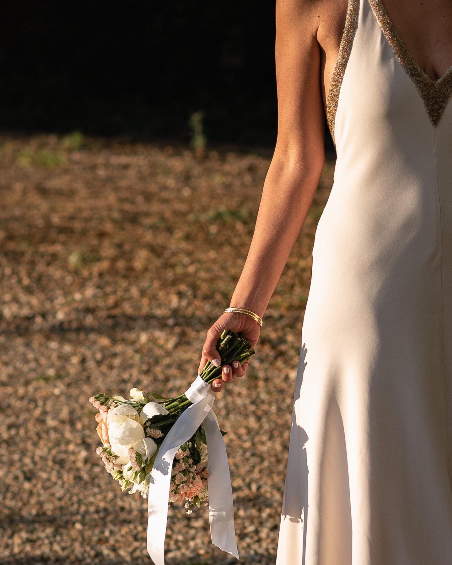 🌸✨ Petit aperçu tout en détails du premier mariage de la saison 2025, sous une magnifique golden light au @chateaudusou ✨
.
.
.
Réservations ouvertes pour les mariages 2026 | Booking open for 2026 weddings 🌼
#photographemariage #photographemariagebeaujolais #photographemariage2026 #photographemariageprovence #bouquetdemariée