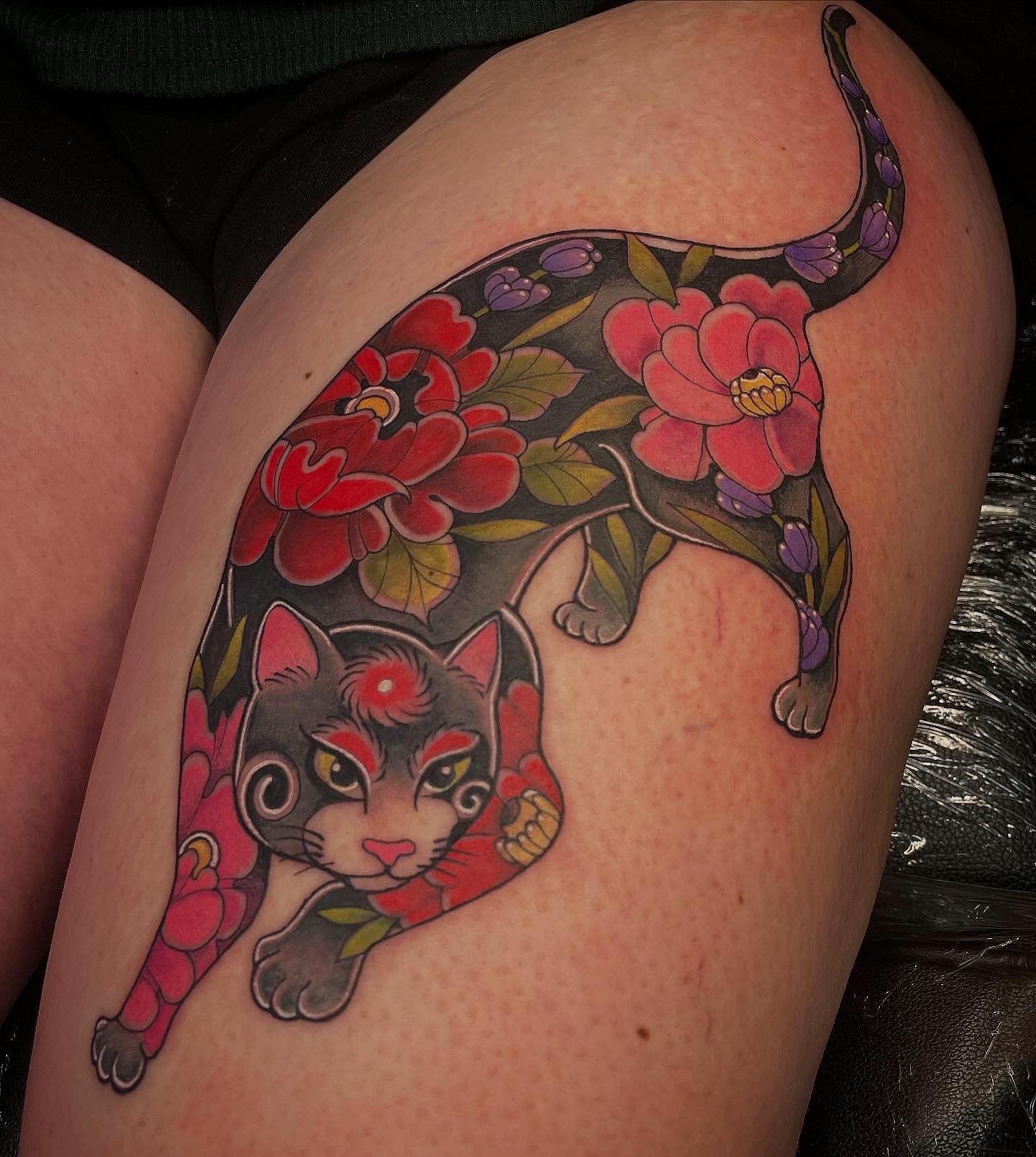 Japanese kitty on an upper thigh by Lauren!
#cantontattoos #ohiotattooers #ohiotattooing #ohiotattooshops #kittytattoos #japanesetattoos #theinkeeperstattooparlor #inkeeperstattoo
@theinkeeperstattooparlor @tattoosbylaurensisouphanh
Artist: @tattoosbylaurensisouphanh