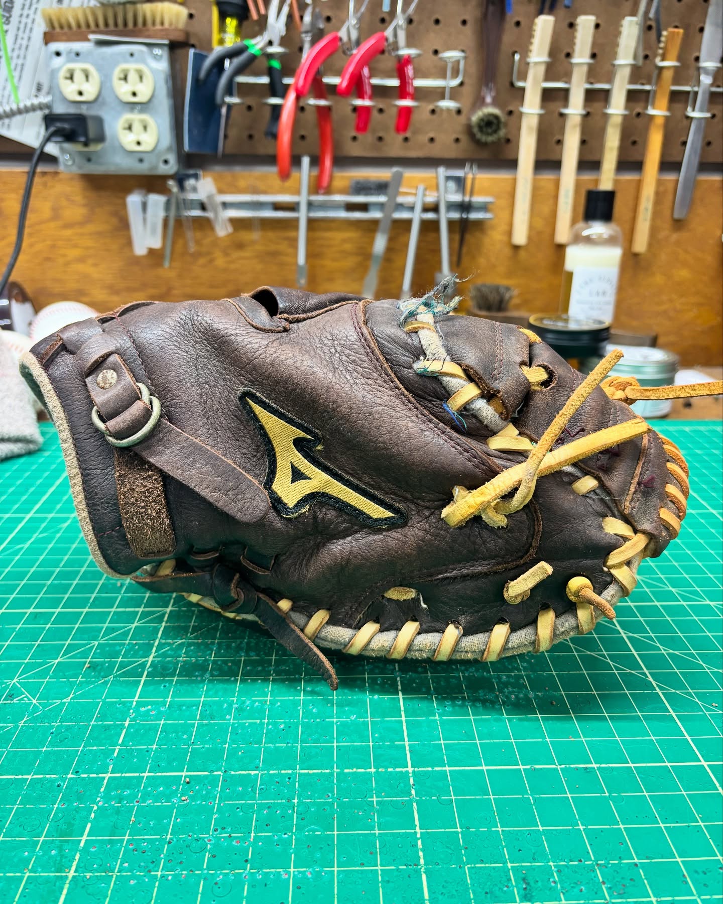 This Mizuno catcher’s mitt was in need of an upgrade. What began as a simple palm pad install turned into a personal project. After watching him use this glove to catch for guys throwing 80-90 I’m surprised he didn’t fracture his fingers. Guys got meat hooks like bricks. I used a Wilson A2000 pad and Rawlings web from my spare box, Air2gel palm pad, all new lace, clean and condition. Happy with the way this turned out and looking forward to seeing it behind the plate.
#relacedontreplace #relacednotreplaced #mizunobaseball #wilsona2000 #rawlings #ballplayersbalm #coloradoleatherbalm #buyfastpitchgloves #staygrassy #makingyourglovegreatagain