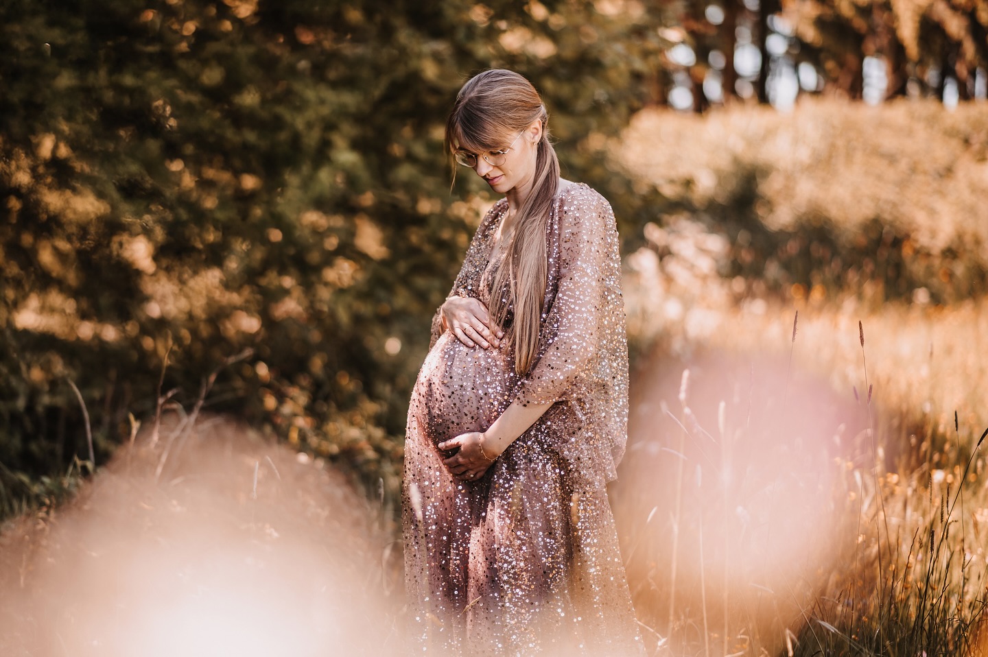 Meine Kamera hält nicht nur Augenblicke fest, sondern ganze Lebenswege. ✨ Ich begleite Menschen – nicht nur an ihrem Hochzeitstag, sondern durch viele besondere Momente im Leben.
Vor vier Jahren fing alles mit einem Paarshooting und dem Hund an. Danach kam die Hochzeit, und jetzt halte ich die Schwangerschaft fest.
Das Schönste daran? Dass die Zusammenarbeit weitergeht und schon ein Neugeborenen-Shooting geplant ist. Dieses Vertrauen bedeutet mir unglaublich viel. 🥹
Fotografie ist für mich mehr als nur einzelne Ereignisse festzuhalten. Es geht darum, Geschichten zu erzählen, die sich über Jahre entwickeln – und genau das macht meinen Job so besonders. ❤️
#babybauchshooting #lebensmomente #mehralsnurhochzeit #vertrauen #fotografinmitleidenschaft