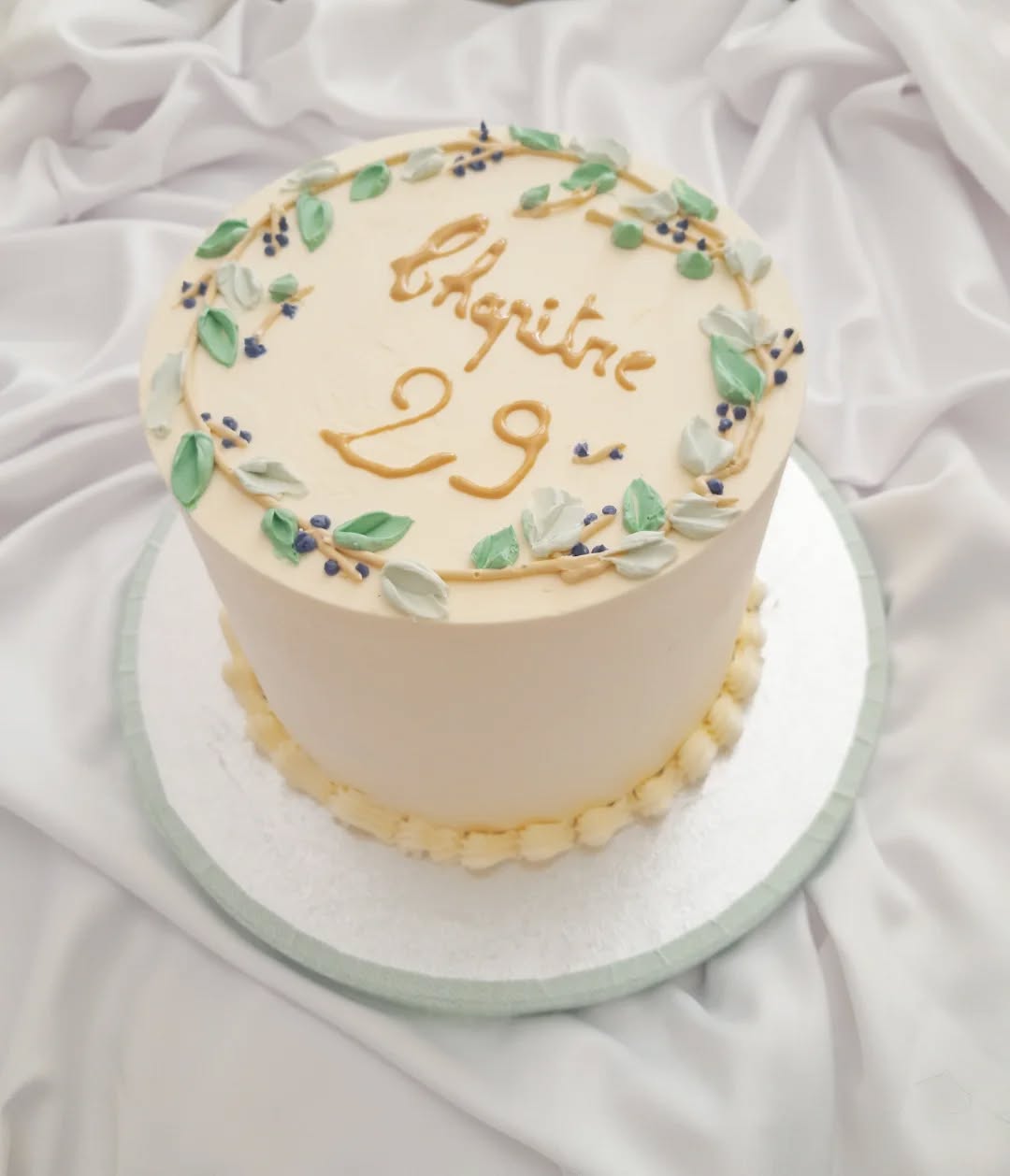 ✨ Chapitre 29 ✨
Je suis fan de ces designs épurés et pochés à la crème : un rendu élégant, fin… et bien sûr savoureux 😋
Merci à ma cliente pour son adorable retour 💛
Côté goût, rien n’est laissé au hasard :
Même lorsque la recette ne change pas « sur le papier », elle évolue en finesse, pour être toujours plus équilibrée, plus légère, moins sucrée…
Bref, la quête de la perfection ne s’arrête jamais 🧁💫
📍Toujours aussi ravie de vous régaler à chaque nouvelle page de votre histoire ❤️
#laperlerarecakedesign #gateauanniversaire #cakeartist #buttercreamcake #chapitre29 #designminimaliste #gateaupersonnalisé #lyonfood #patisserieartisanale #lyon7
#Lyon #oullins
#pierrebenite #charly #