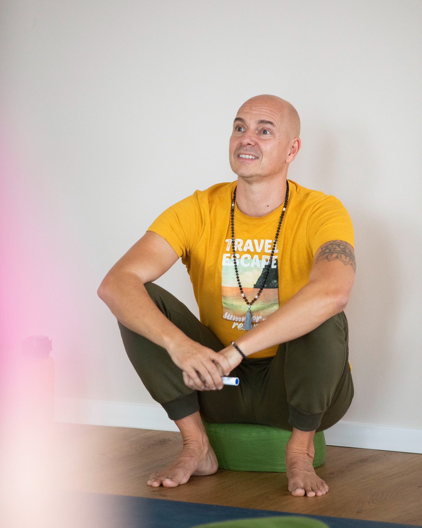 Freude.
Manchmal wird uns genau das bewusst, wenn wir kurz rauskommen aus dem Alltag.
So wie letzte Woche in Frankreich.
Die Franzosen haben diese besondere Art, ihr Leben zu genießen.
Es ist keine große Show. Kein künstliches Glück.
Sondern echte Freude an kleinen Momenten:
ein Café am Morgen, ein Lächeln, das „C'est la vie“ in jedem Atemzug.
Ich kam dort an — und merkte sofort:
So fühlt sich Lebensfreude an, wenn man sie nicht sucht, sondern lebt.
Und genau das spüre ich auch in meiner Arbeit.
Jede Woche im Unterricht, aber ganz besonders in den Yogalehrerausbildungen.
Da entsteht etwas, was mich immer wieder berührt:
Menschen, die über sich hinauswachsen.
Die mutig ihren Weg gehen.
Die ihren Körper neu entdecken, ihren Geist ordnen und innerlich stabiler werden.
Sie entdecken Freude an der eigenen Entwicklung.
Und ich darf sie dabei begleiten.
Für mich gibt es kaum etwas Schöneres.
Deshalb stelle ich dir heute nur eine Frage:
👉 Liebst du, was du tust?
Erzähl es mir gerne in den Kommentaren.
Denn am Ende geht es genau darum.
Foto: @uta_felicitas_ott_fotografie
#yoga #ashtanga #ashtangayoga #yogalehrer #yogadeutschland #yogalehrerausbildung #yogaforever #yogalove #yogaliebe #yogaurlaub #frankreich #yogainfrankreich #hatha #hathayoga #asana #yogateacher