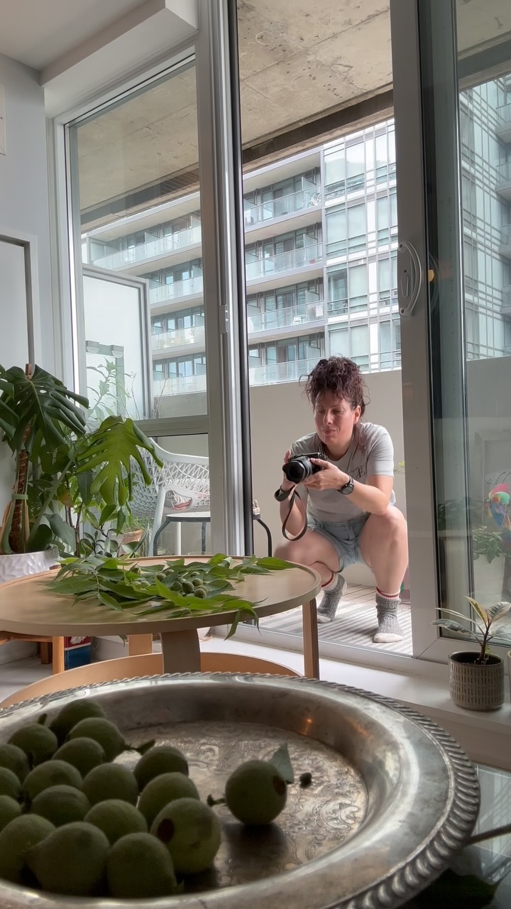 This is what happens when my toddler is sleeping. Hustle to set up, snap shots and then make sure I eat something. Or I just rabbit hole and make things the whole nap time. Balance…🫣😏
#wildfood #photoshoot #getthemshots #season #foraging #momlife #naptimehustle