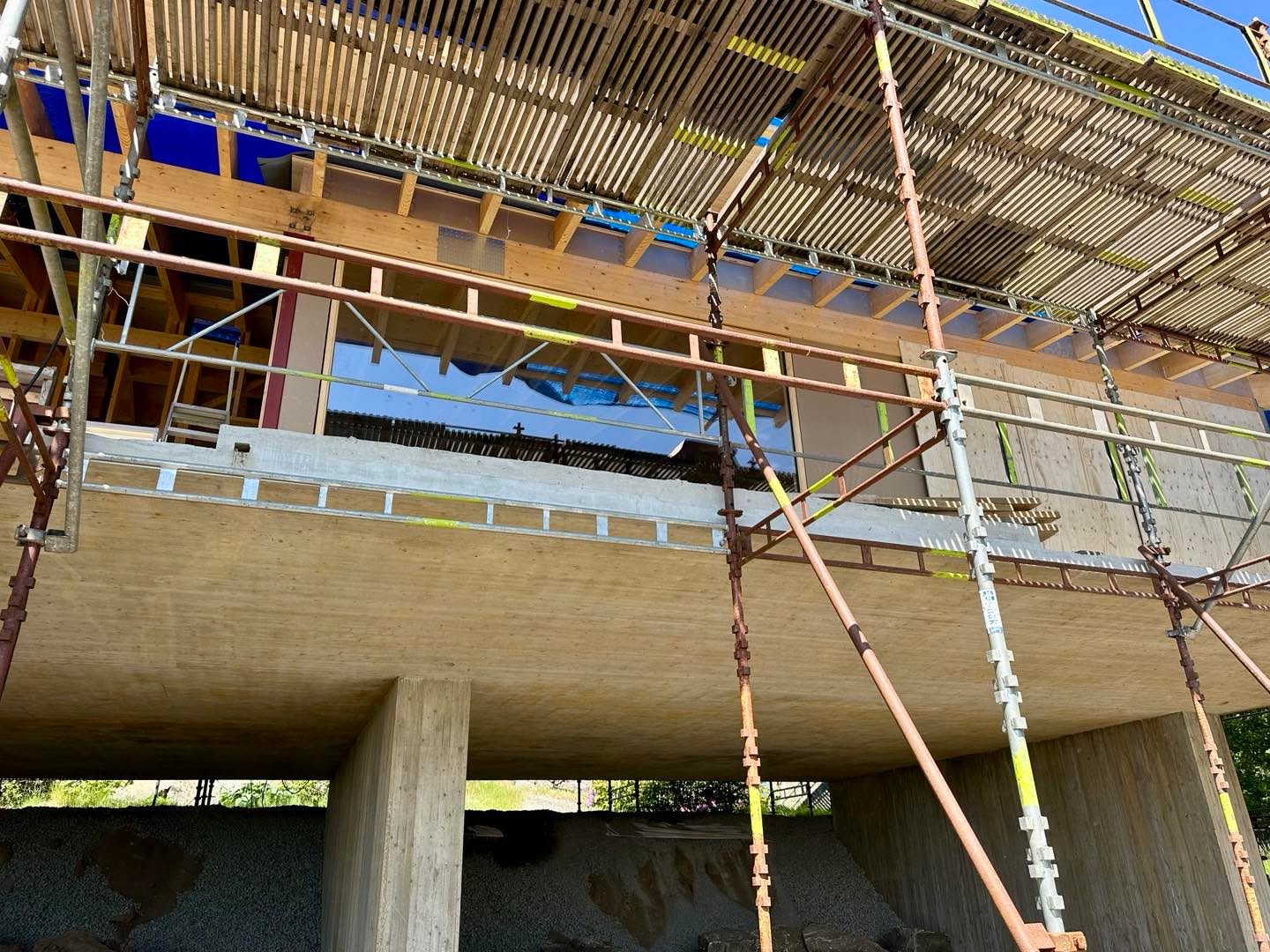 Villa Äntligen, Hajompartier installeras