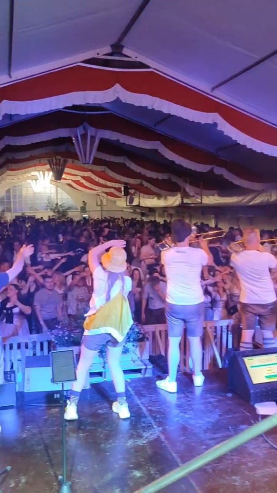 Heimspiel im BZO 🥰💛
Hier ein Throwback zu letztem Jahr und ganz viel Vorfreude auf Samstag 😍🎉
Gemeinsam mit @micha_von_der_rampe und @rockspitz_official werden wir beim MalleRockBrass goes BZO die Bühne abreißen 🚀🎶🪩
Sichert euch jetzt Tickets unter www.musikkapelle-kirchhaslach.de @musikkapelle_kirchhaslach
Wir freuen uns auf euch! 💛
#bzo #mallerockbrass #dorfheilige #halligalliohneende