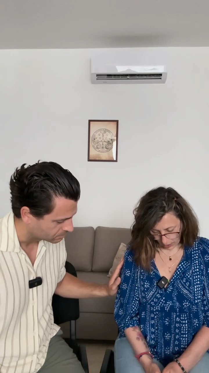 Nouvel extrait d’une démonstration d’hypnose dans le cadre d’une formation.
À la base l’idée était d’illustrer le principe de « fractionnement » qui est une technique d’approfondissement de la transe hypnotique. Histoire de donner du sens à cette expérience, Valérie a profité de cet état pour se reconnecter à un état interne qu’elle avait oublié : celui de « vibrer »
Vidéo complète sur YouTube
#hypnose #formationhypnose