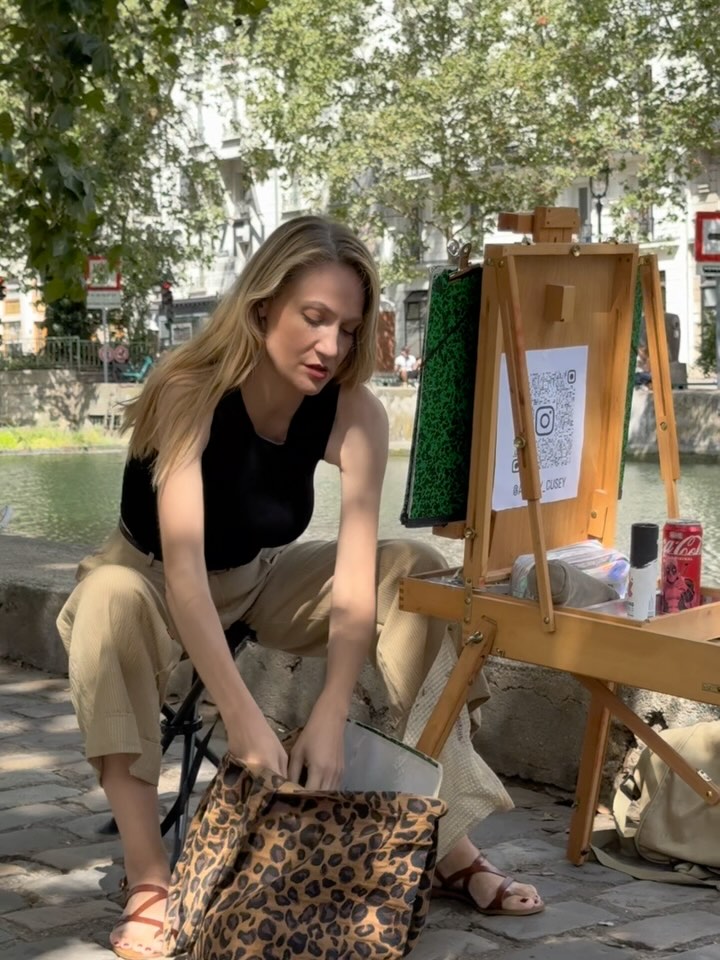 Suite à la publication du précédent réel de portrait sur les quais de mon cousin @vreuuuument_, filmé par mon frere @rid_prod, @_gxndia m’a contactée pour réaliser le sien 🤩
Et parce que je sais que vous êtes curieux de savoir comment se déroulent ces séances 👀, voici des extraits de la mise en place de notre séance 😉
Merci beaucoup @_gxndia pour ta confiance et ce super moment !
Merci aussi à mon frère @leritchill @rid_prod de toujours m’accompagner et me filmer dans mes projets les plus fou ❤️
🙋♀️🙋♂️Des volontaires pour se faire tirer le portrait cet été sur les quais ?
Mon planning est ouvert les week-ends de juin et juillet !
Si l’expérience vous tente, vous avez le lien de réservation dans ma bio !!
#Paris #Drawing #Artwork #QuaiDeSeine #Parisienne #Holiday #SummerVibes