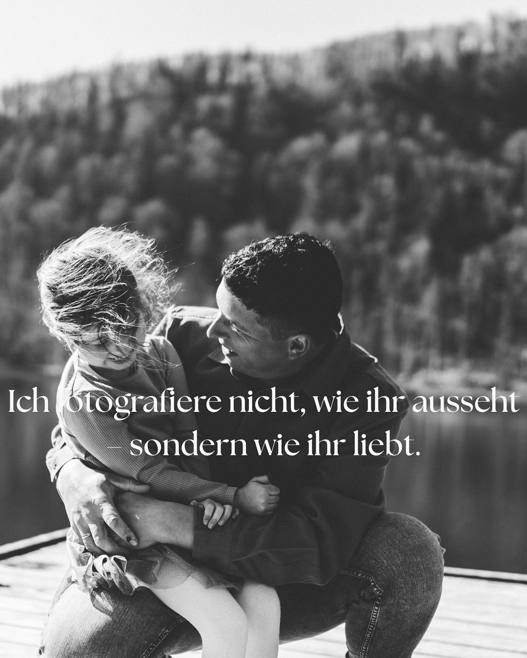 Was möchtest du deinen Kindern hinterlassen?
Ein Haus? Geld? Sicherheit?
Oder Erinnerungen, die bleiben, wenn sie längst groß sind? Ein Gefühl von: So sehr wurden wir geliebt.
Bilder, die zeigen, wie ihr euch angeschaut habt, gelacht, gehalten, getröstet. Denn das ist es, was bleibt. Und das ist es, was zählt.
#familienfotografie #familienfotos #fotografbayern