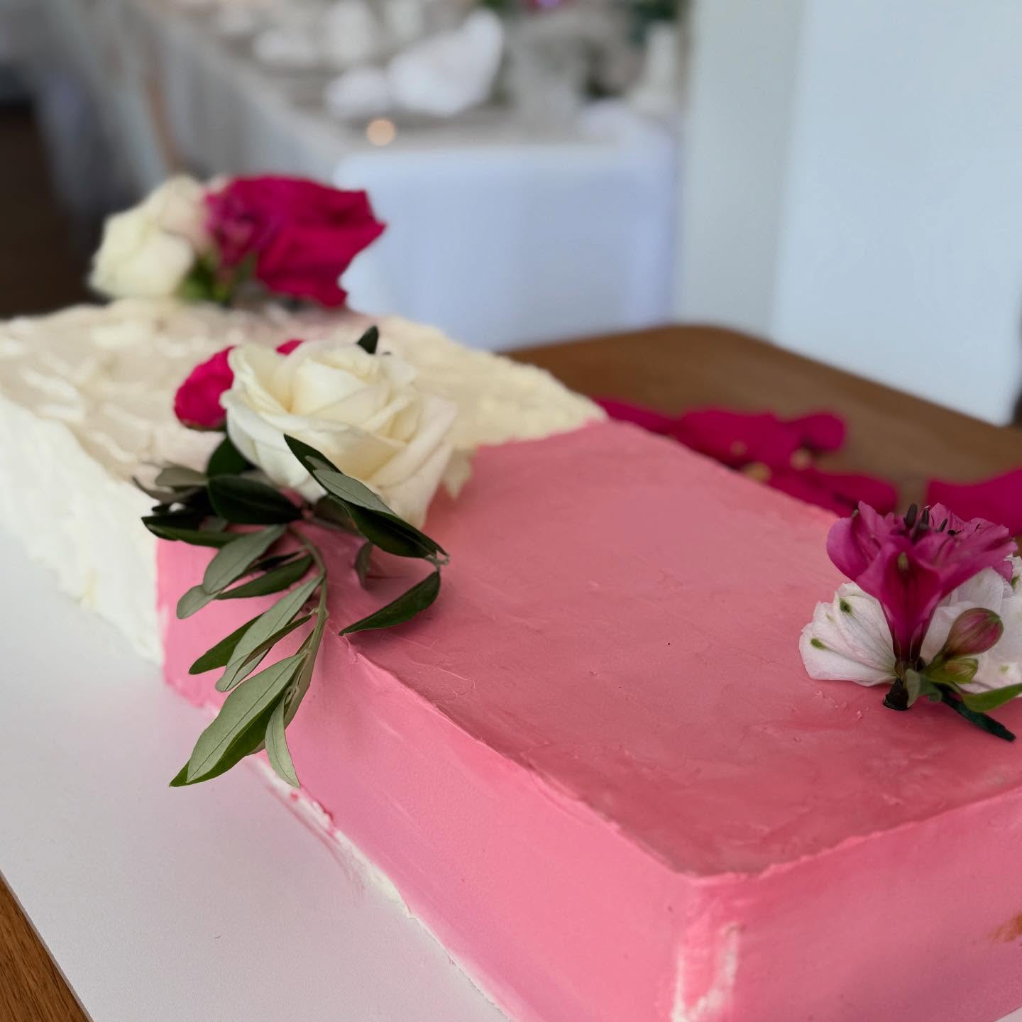 HOCHZEITSTORTE 🤍
Größe: 60cm x 20cm
Geschmack: Mandel - Himbeere
Blumen von: @bluetenatelier
Location: @wiesengrund_zum_feiern