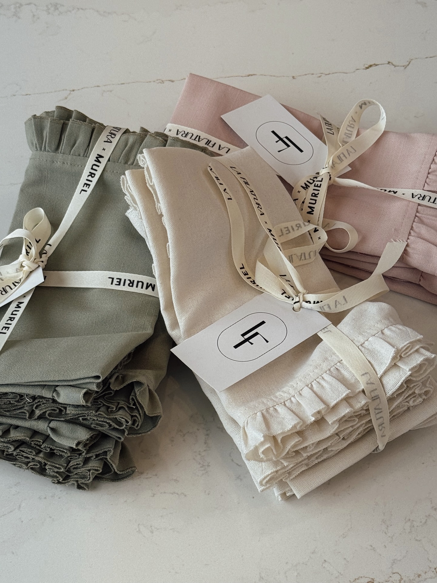 Hace 7 meses recibimos un mensaje que nos emocionó desde el primer momento: Muriel quería reunirse con nosotras.
En esa primera conversación, nos contaron su nueva visión y soñamos juntas cómo serían las servilletas si Muriel las hiciera.
Después vinieron meses de pruebas, ajustes, texturas, colores, y muchas conversaciones con café de por medio… hasta llegar al resultado final. Hoy, ese sueño toma forma.
Muriel abre las puertas de su nuevo restaurante (¡que es un sueño hecho realidad!) y dentro de su Gift Shop, ahora pueden encontrar nuestras servilletas y posavasos diseñados especialmente para esta colaboración.
Admiramos profundamente a Muriel, su estética, su atención al detalle, su amor por lo que hacen. Por eso esta colaboración significa tanto para nosotras. Estamos felices, orgullosas y agradecidas de formar parte de este nuevo capítulo tan especial.
Gracias Muriel, por confiar en nosotras desde el día uno 🤍