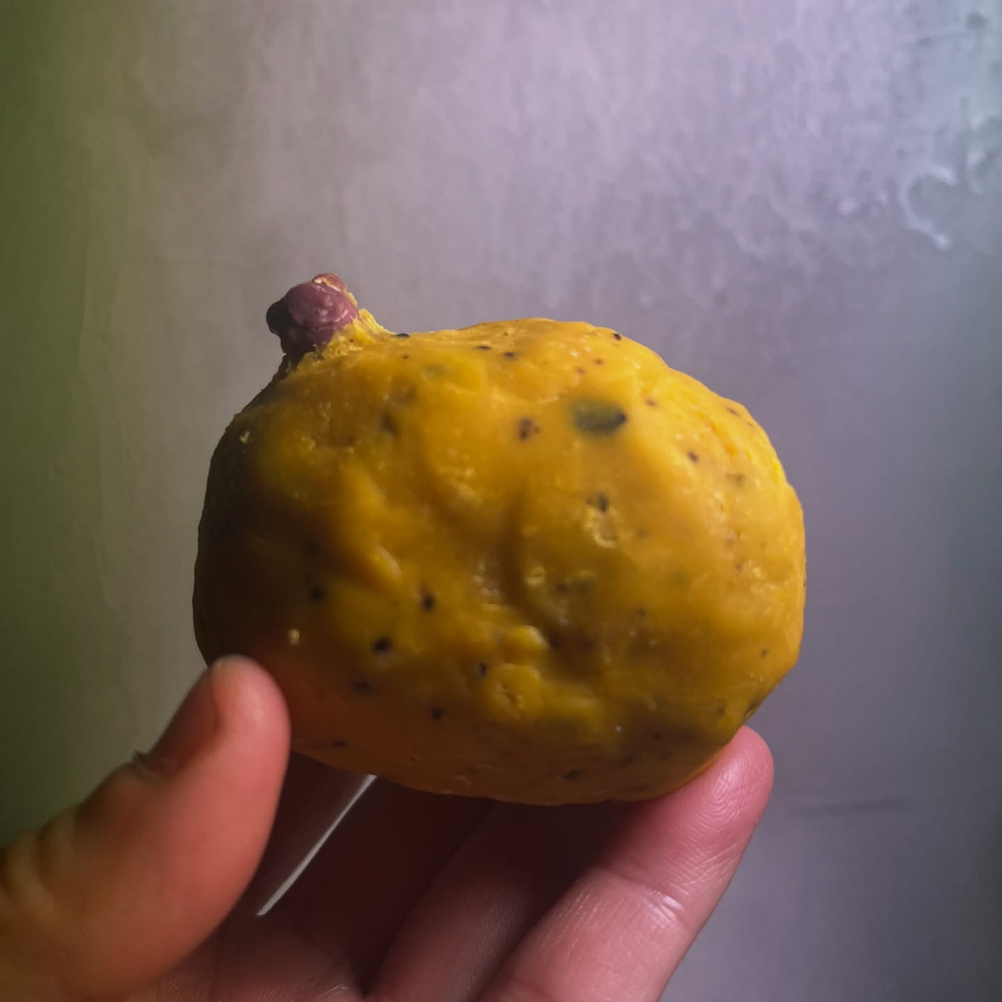 小熊的焗烤馬鈴薯-萬用家事皂
聽說這是 家事萬用神皂
用發芽無法吃的生馬鈴薯 製成最好
它好可愛 我還加了研磨咖啡粉
當作拋光物!
這一塊皂沒有用皂膜,都是我自己等待快要造化的時候用手一顆一顆的捏!
還加了茶樹精油
對啦!我就是要洗乾淨 家裡
#手工皂#謝紀皂行 #馬鈴薯皂#handmade #soap#taiwan #tainan#小熊的焗烤馬鈴薯#肥皂藝術家
