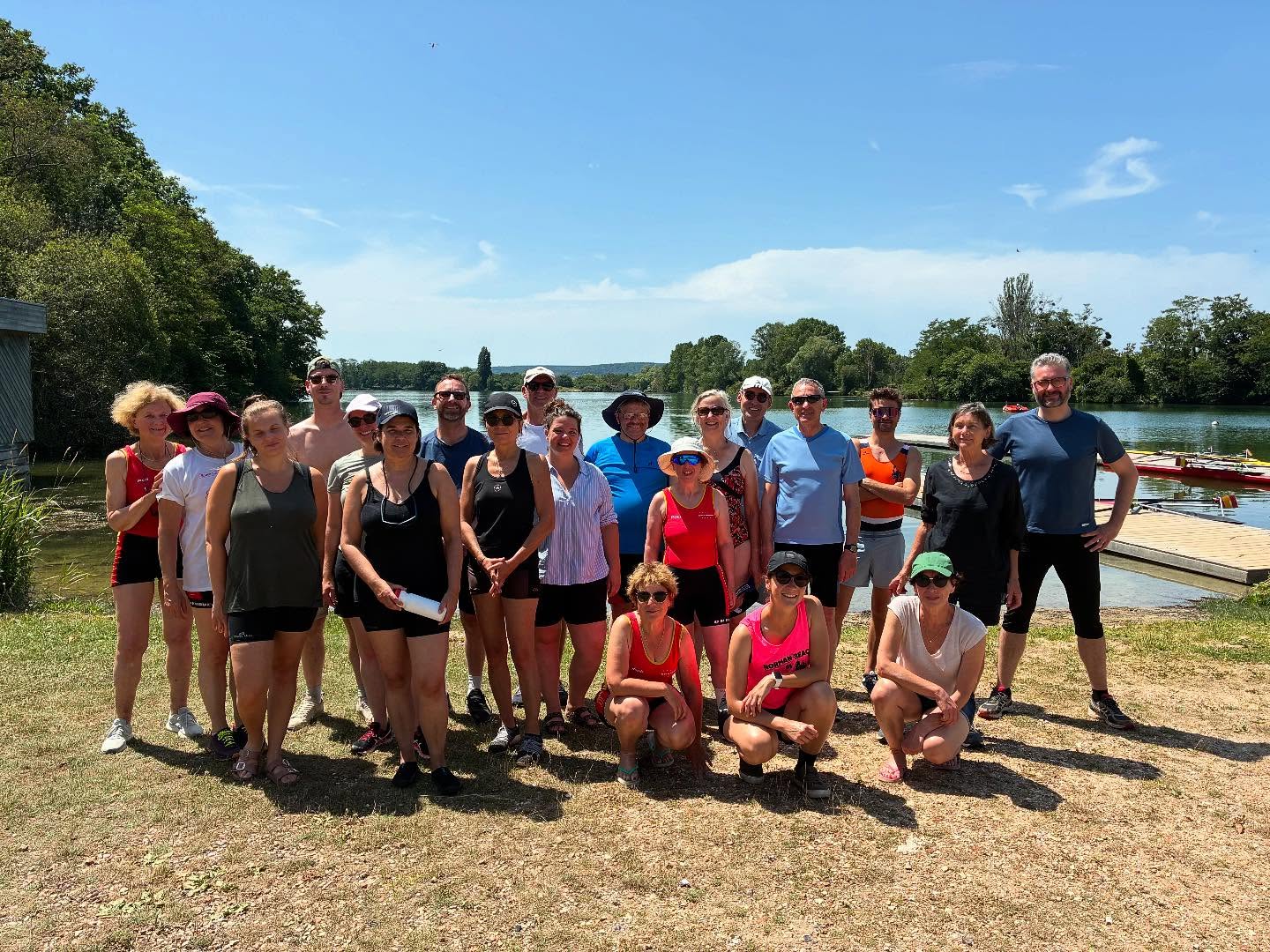 Ce week-end, notre groupe loisir a troqué les yolettes pour le plaisir solitaire du skiff, le tout dans le superbe cadre de la base de @leryposes 🌿☀️
Une occasion idéale pour (re)découvrir les sensations de glisse en solo, progresser techniquement et partager un bon moment en dehors du bassin habituel ! Merci à tous les participants pour leur bonne humeur et leur motivation 🚣
🔴🟡🔴
@villederouen @seinemaritime @regionnormandie