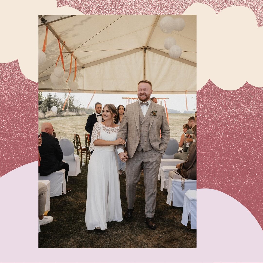 Wer gerne wandert, weiß: Manche Routenbeschreibungen - ob von Apps oder gut gemeinten Empfehlungen diverser Personen - sind mit Vorsicht zu genießen.
Darüber hinaus wird man beim Wandern unter anderem mit den verschiedensten Stimmungslagen seiner selbst und allen, die einen begleiten, konfrontiert. Von Gipfelglück bis Talfrust ist da manchmal alles dabei.
Mal ist die eine Person nicht zu halten, während die andere kurz davor ist, das Handtuch zu werfen.
Mal gehts eben dahin, dann steil bergauf und am Ende meistens runter. Dabei schweigen wir, lachen gemeinsam oder entdecken die Philosophen in uns.
Man munkelt, manche geben sich dem hin, weil es ihnen wirklich Freude bereitet; andere wiederum sind nur angetrieben von der Essensbelohnung bei der nächsten Einkehrmöglichkeit. Da hilft dann oft einfach nichts Anderes, als sich gegenseitig zu tragen oder doch die Gondel zu nehmen.
Wer aber die richtige Person an seiner/ ihrer Seite hat, mit einem Kletterseil aus Vertrauen und einer gesunden Portion Humor im Rucksack, weiß auch: Egal wie viele Höhenmeter noch vor einem liegen, man geht sie im Gleichschritt, zumindest meistens 😁. Eben so wie Theresa & Robert.
Ihr zwei feiert euch nicht trotz eurer verschiedenen Herangehensweise an die ein oder andere Sache, sondern gerade ihretwegen: Shrimpsnudeln ohne Öl treffen auf Organisationstalent mit Hang zur Planungspanik. Neun Stunden Wandern und kein Ende in Sicht - kein Problem. Chaos und Struktur? Na logo. Und mittendrin: Ein großer Haufen voller Liebe 💛.
All das packt ihr dann in euer Marmeladenglas, gefüllt mit allerlei Herzens-Erinnerungen - fixer Bestandteil eures emotionalen Proviants. Ich bin mir sehr sicher: Auch die Momente auf diesen Bildern haben inzwischen einen gemütlichen Platz darin gefunden.
(Erst durchs zauberhafte Einfangen von Simone @monente_fotografie wurde das möglich 💌)
Danke von Herzen, dass ich ein kleines Stück eurer Lebenswanderung mit euch teilen durfte! Es war mir ein Fest - ein echtes Liebesfest ✨.