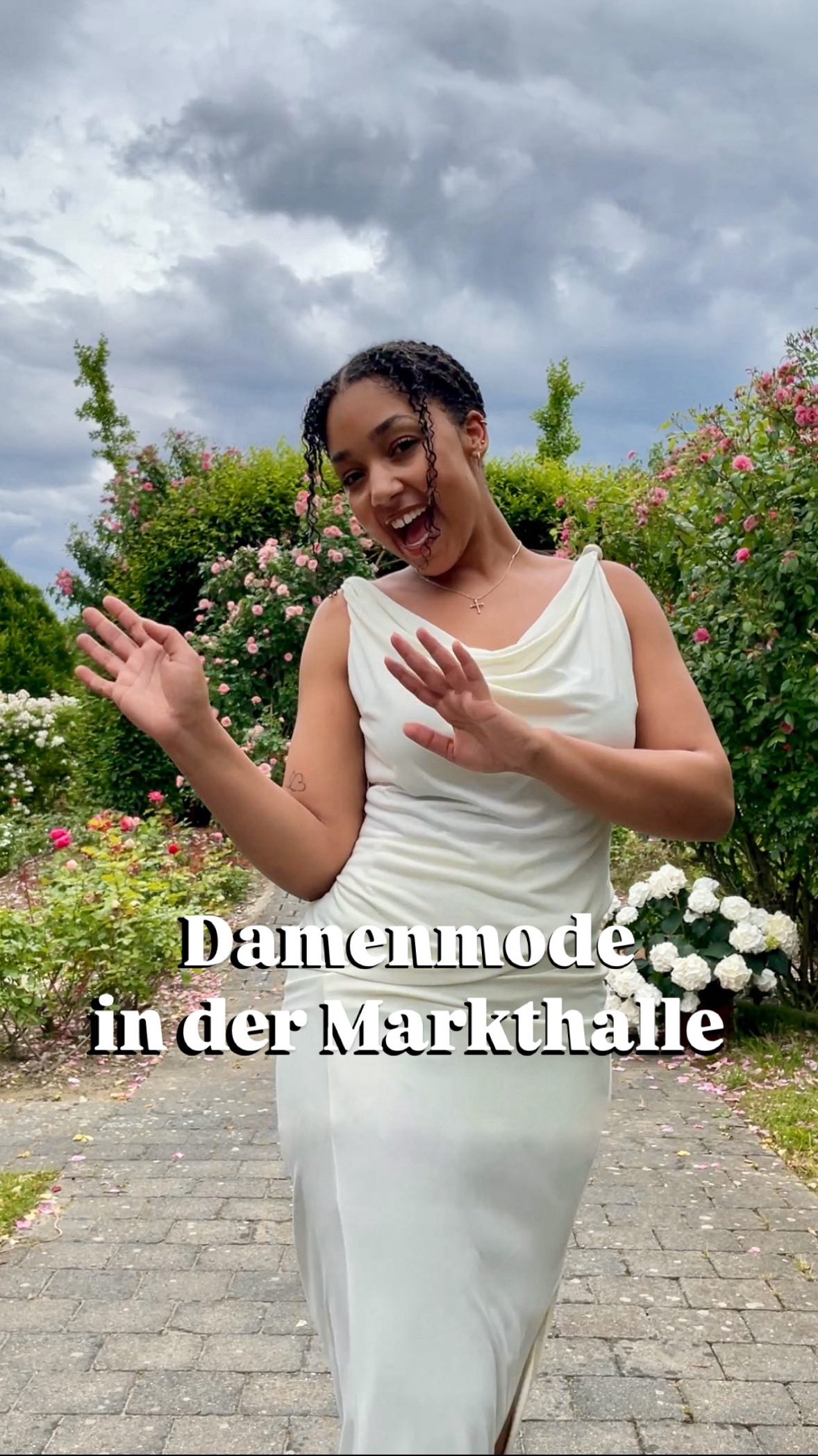 Damenmode in der Markthalle
Ja, ihr habt richtig gesehen – ab sofort findet ihr bei uns in der Markthalle nicht nur Blumen, Delikatessen und Kaffee, sondern auch ganz besondere Kleidungsstücke für Frauen 👗
Mit viel Liebe ausgewählt – zeitlos, natürlich, stilvoll.
Ob fürs Wochenende, den Alltag oder den kleinen besonderen Moment:
Hier findet ihr euer nächstes Lieblingsteil.
Einfach vorbeikommen, anprobieren, wohlfühlen.
Wir freuen uns riesig, euch unsere neue einzigartige Auswahl zu zeigen!
Redakteurin: Liesa Wassmer
Model: @dorothea.vog
Foto: @frauselbst
Euer Markthalle Wassmer Team
#markthallewassmer #mode