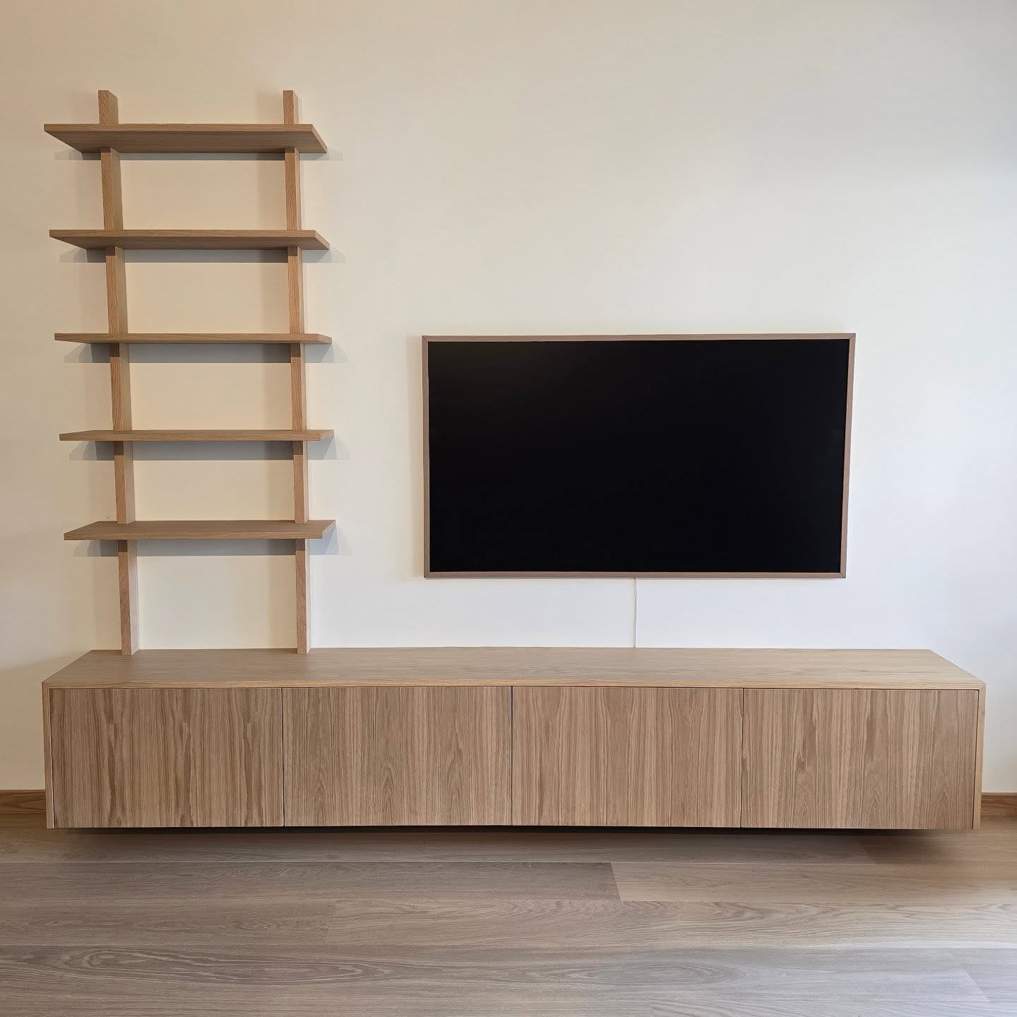 .
Tvbenk i oljet eikefiner med bokhylle.
.
.
.
#bokhylle #møbler #innredning #møbel #woodwork #furniture #oak #stue