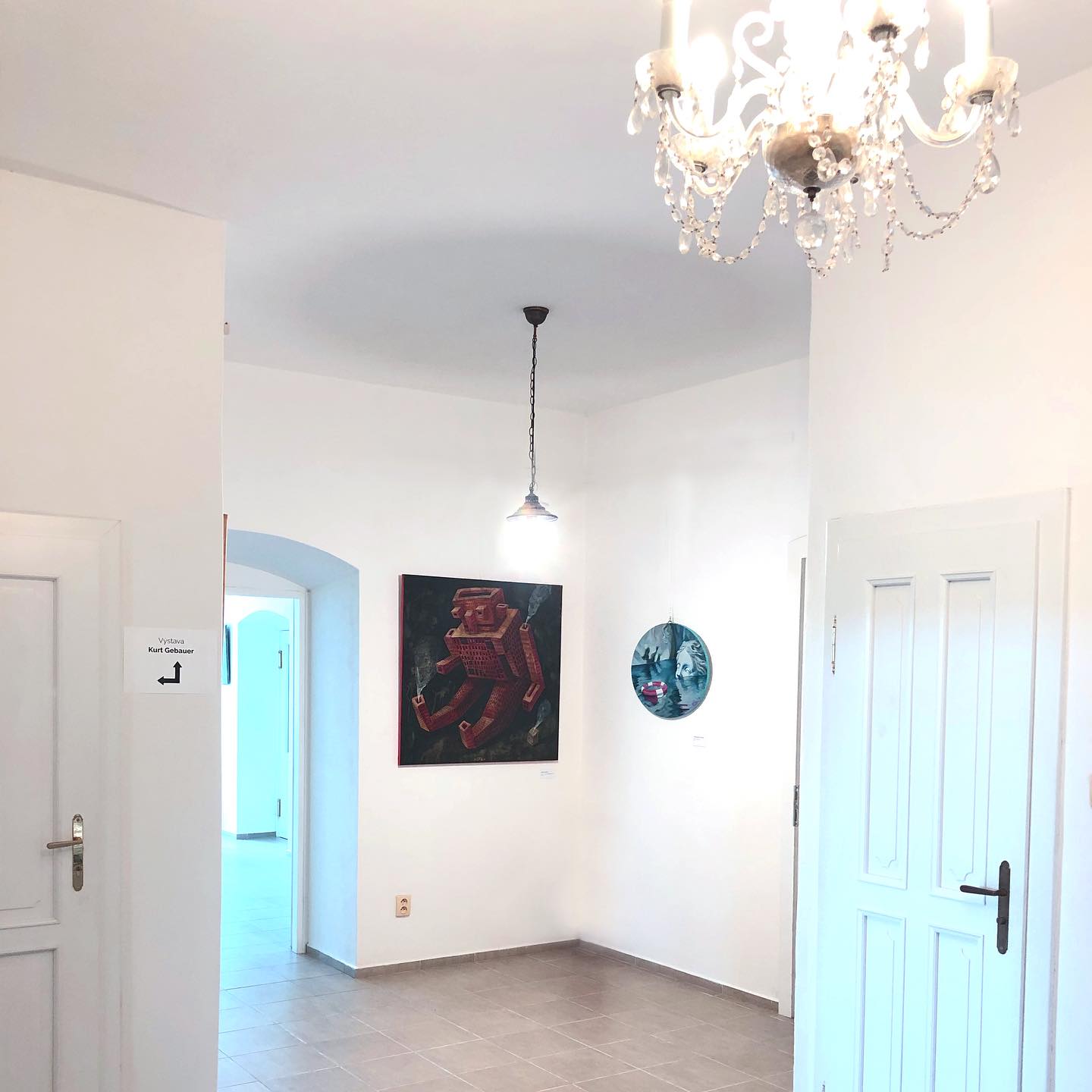 Z výstavy na zámku Dobrohoř. V zákutiach zámku, kde sa dalo miestami aj zablúdiť :) v spoločnosti Fera Liptáka (vľavo:)
Výstava “Značkové umenie” - “Cez nás” pod kurátorským dohľadom @artikulum.cz, kurátorky výstavy na zámku spoločne nazvali “FLUX”
🩵Kým sa nepotopíš
Akryl na plátne, 50 x 60 cm