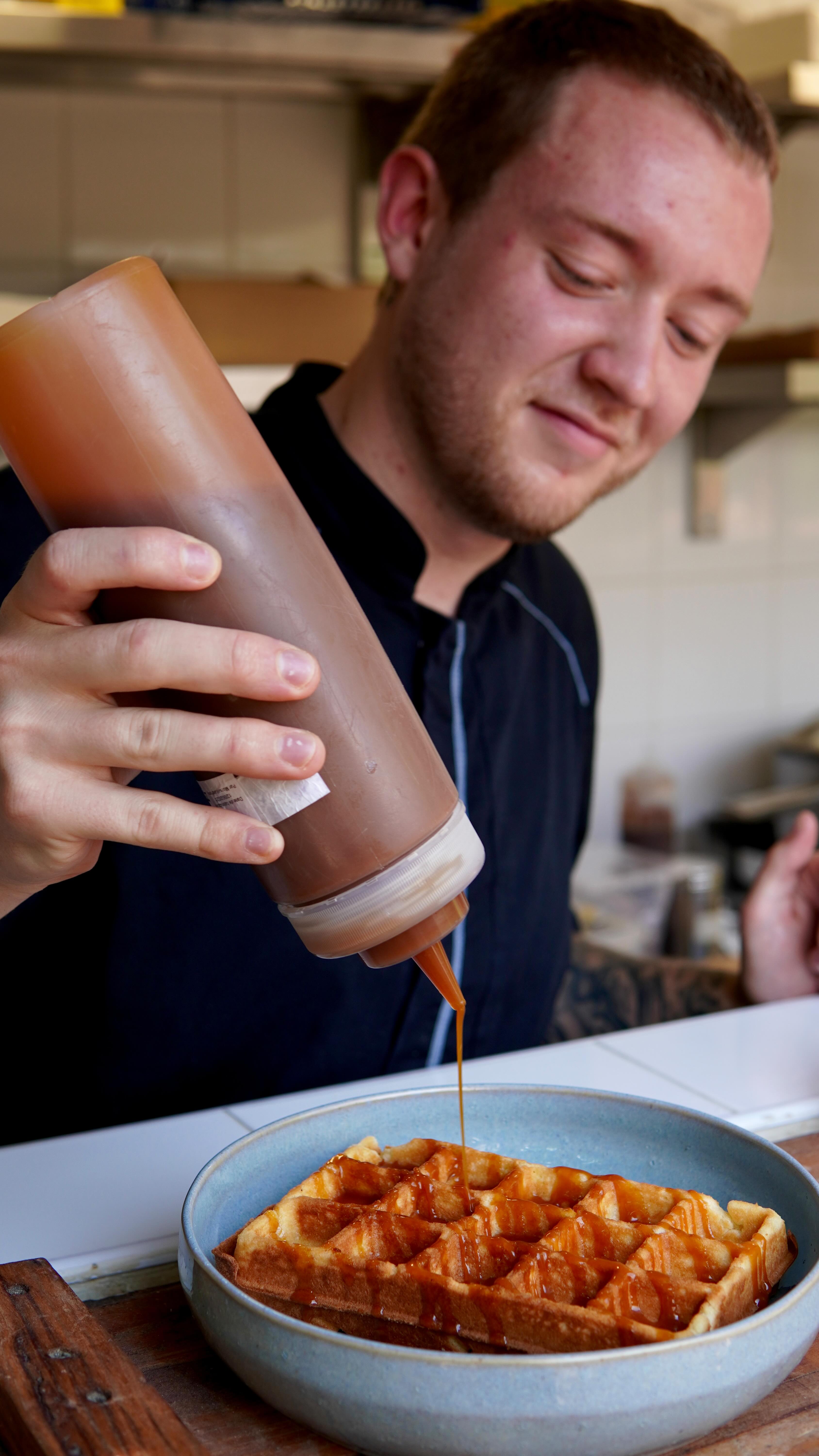 Pause goûter à La Capucine avec une gaufre maison au caramel au beurre salé (maison aussi) 🤤🧇
Tous les jours à la vente à emporter 🌺
#giverny #givernygardens #givernyfrance #givernymonet #normandiemylove #normandietourisme #eure #lacapucinegiverny #coffeeshop