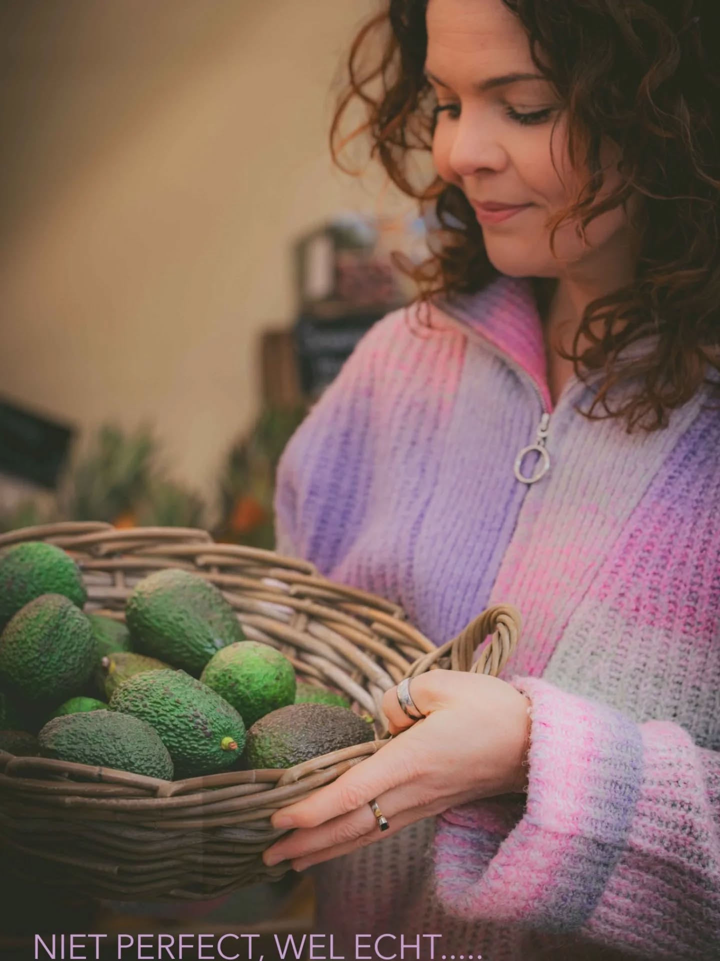 SORRY DUBBELE POST.. IETS MET EEN GESTRUCTIREERDE FEED, EN VERKEERDE POST OP VERKEERDE DAG! 🤪
Oké, ik moet eerlijk zeggen… ik voelde me behoorlijk kwetsbaar toen ik mijn vorige post deelde over mijn schaamte. Normaal heb ik niet zoveel moeite met mezelf kwetsbaar opstellen, maar dit vond ik toch wat lastiger. Gewicht is voor mij altijd een beetje de olifant in de kamer geweest. Wist je trouwens dat ik heeeel lang geleden meer dan 100 kilo woog? Jaja, geen grapje! 😅
Maar lieve allemaal, de hoeveelheid berichtjes die ik heb ontvangen… wow! Ik ben echt overweldigd! Dank jullie wel, echt! 💜
Als leefstijl- en hormooncoach zie ik vaak hoe vrouwen worstelen met hun lichaam, vooral wanneer de hormonale balans niet helemaal klopt. Maar het belangrijkste is om je lichaam te leren kennen en te begrijpen, het te ondersteunen in plaats van te veroordelen! De sleutel? Kleine stappen, geduld en vooral goed luisteren naar je lichaam. En LIEF zijn voor jezelf!!
Wat ik dus tegen jullie wil zeggen is dit: het gaat niet om die magische weegschaalcijfers of het perfecte lichaamsbeeld. Het gaat erom dat je je krachtig en gezond voelt, dat je je lichaam begrijpt en dat je doet wat werkt en goed voelt voor jou. Die balans vinden is een proces, helemaal als je de 40 bent gepasseerd!
Ik ben benieuwd: hoe ga jij om met je hormonale gezondheid? Wat zijn de uitdagingen voor jou? Deel ze gerust in de reacties of DM, ik ben er voor je! 👇
#leefstijl #hormonen #voeding #brainstof #enschede #kwetsbaarheid
#persoonlijkleiderschap
#hormonaledisbalans #gezondenfit #Gezondheid #energie #balans #afvallen #gewichtsverlies #eiwitten #vetten #hormooncheck #boodschappencoach #supermarktsafari #hormoonanalyse #gewichtstoename