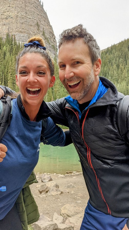 Une petite envie pressante en pleine randonnée… alors je me cache pour faire pipi dans le bois 🌲😅
Je remonte mon pantalon, je lève les yeux… et je vois une personne au loin. Je me dis :
« Bah, je connais personne ici, on est en Alberta, perdue dans les Rocheuses, c’est sûr. » 😌🏔️
Et là… PAF 💥 je me rends compte que c’est ÉRIC SALVAIL.
OUI OUI. Le gars des Recettes Pompettes, en train de me pogner en flagrant délit 😳🍷
Culotte à mi-jambe, la fierté s’est envolée… 😂💨
Comme quoi, même les pauses pipi peuvent se transformer en sketch improvisé !
Abonne-toi pour plus de péripéties (parfois douteuses 😅) avec Stephy alias Pepette ✨
Et toi, t’as déjà eu une rencontre gênante comme ça ? Raconte-moi ça 👇
.
.
.
#pepetteaventure #rencontressurprises #recettespompettes #momentawkward #voyagesolo #fyp dingo #laclouise #alberta #fyp #foryoupage #fypシ゚ #tiktoklive #livehighlights