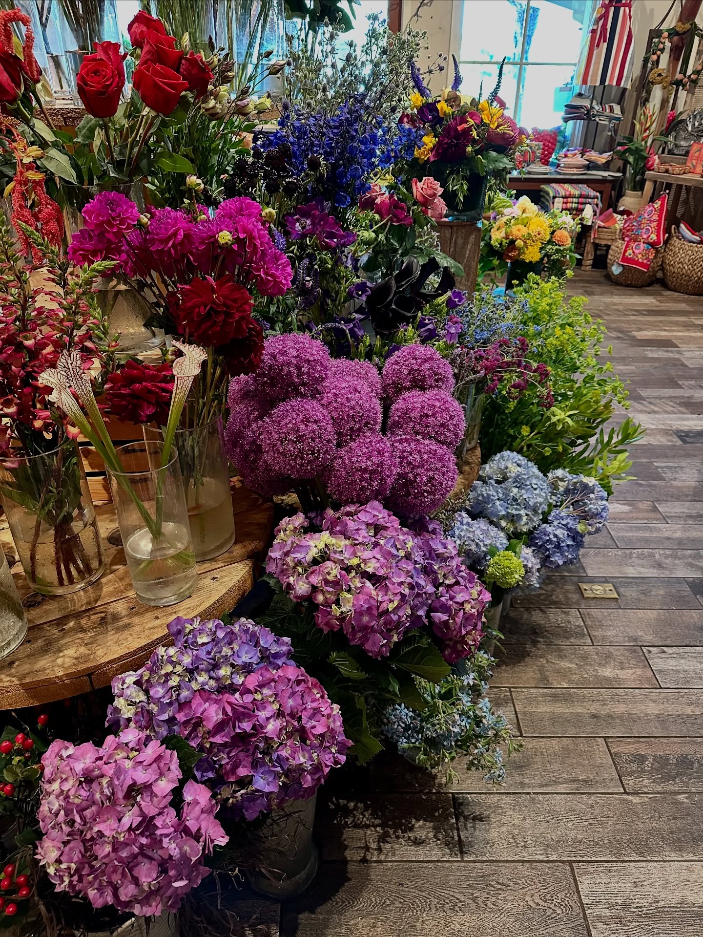 Fleurs Du Soleil (@fleursdusoleilmonterey) is my favorite flower shop in Monterey. I love bringing in my own vase, picking out some statement flowers, and asking for their expertise to fill in the rest.🪻 I visit every time I get my car washed next door at El Estero. A win-win!