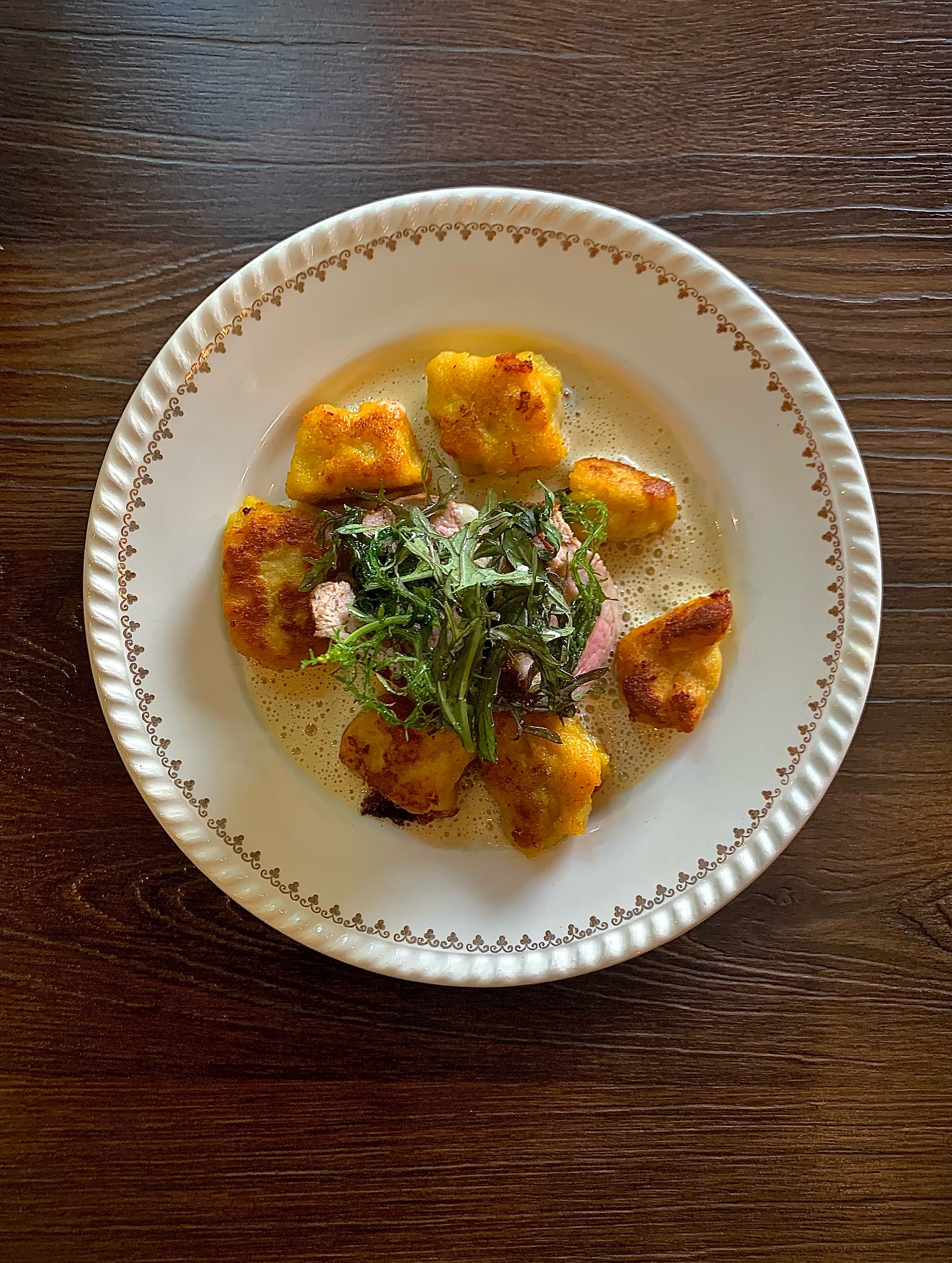 Rôti de mignon de porc aux épinards et ail, gnocchis à la carotte, émulsion et pousses de moutarde
#lyon #lyon3 #bistro #restaurant #food #foodporn #bistronomie