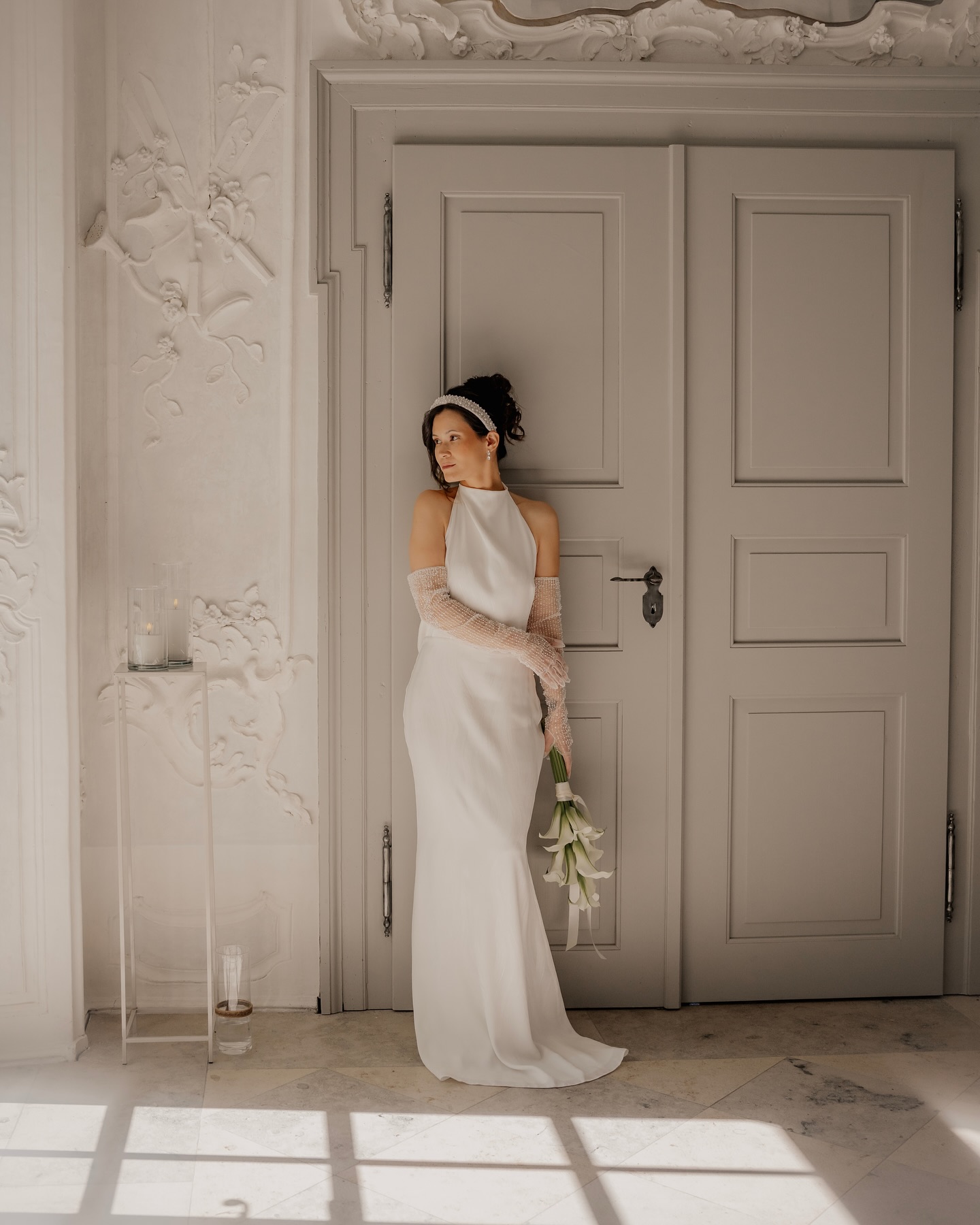 Getting Ready Moments w/ @rebeccasantos______
Das Getting Ready ist wie ich finde ein ganz besonderer und intimer Teil des Hochzeitstages. Eine Zeit, die oft unterschätzt wird, dabei aber voller Emotionen steckt: Vorfreude, Aufregung, liebevolle Blicke im Spiegel, leise Momente mit den engsten Herzensmenschen. Genau diese kleinen Augenblicke, die so viel Tiefe haben und später zu den wertvollsten Erinnerungen werden.🤍✨
_____________________________
Brautpaare 2026 aufgepasst!
Mein Kalender ist geöffnet – sichert euch jetzt euren Wunschtermin. Ich freue mich auf euch!
#gettingreadyforwedding #bamberg #bamberghochzeit #aufsesshöflein #bride #bridedress #weddingphotography #weddingday #hochzeitsfotografie #coburg #heirateninoberfranken #weddingphotography #light #weddinglocation