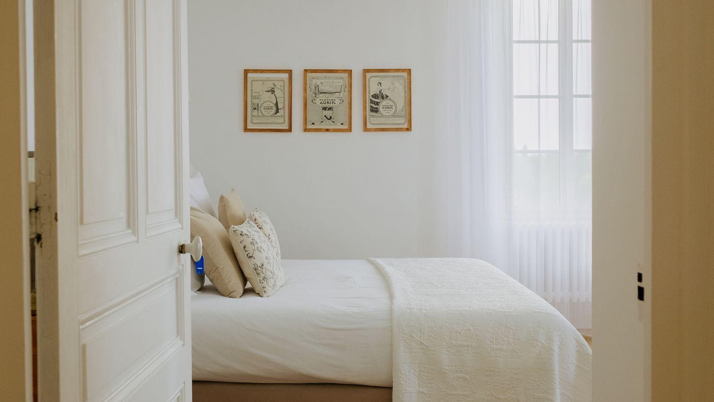 ✨ Douce nuit au cœur de Bonavau 🌿
Une chambre pleine de charme, entourée de nature.
Le calme, tout simplement.