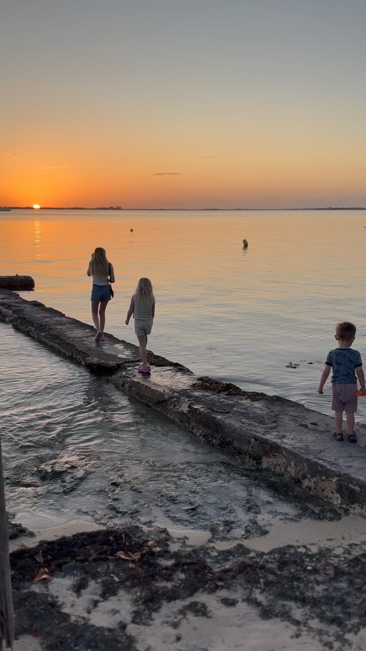 Summer is here ๐
#briland #summersunset #bahamas #sunset