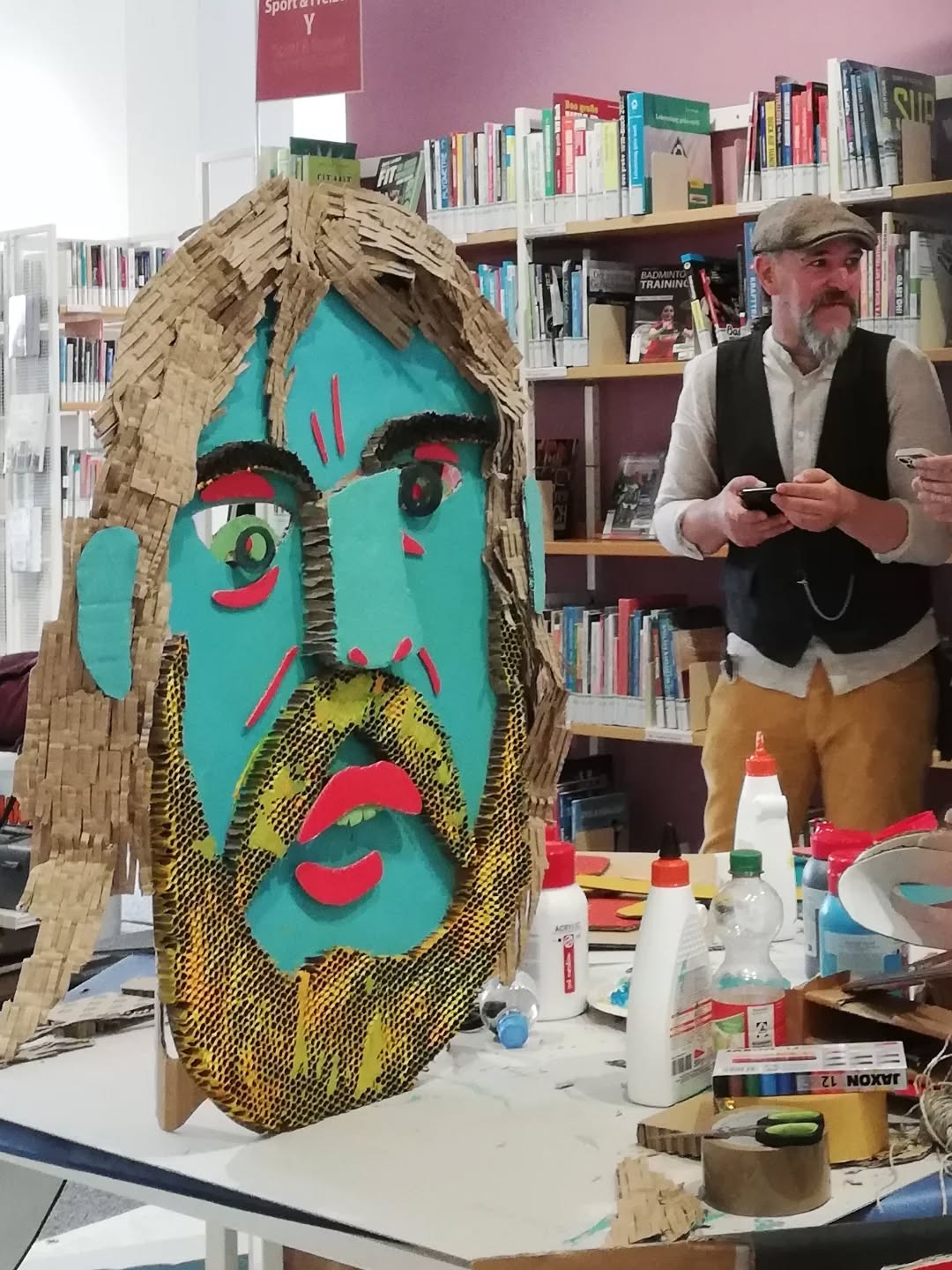 Finissage: Nutze heute noch die Gelegenheit, bei der Finissage mit Ulli ins Gespräch zu kommen und mit ihm über seine Kunst zu sprechen!
Samstag 7. Juni
Ab 12:30 bis 14:00 Uhr
@stadtbibliothekoldenburg im PFL
------
Come by to meet @ullibohmann today at the finissage and talk to him about his art!
#deutschisraelischefreundschaft #oldenburg #matehasherregionalcouncil