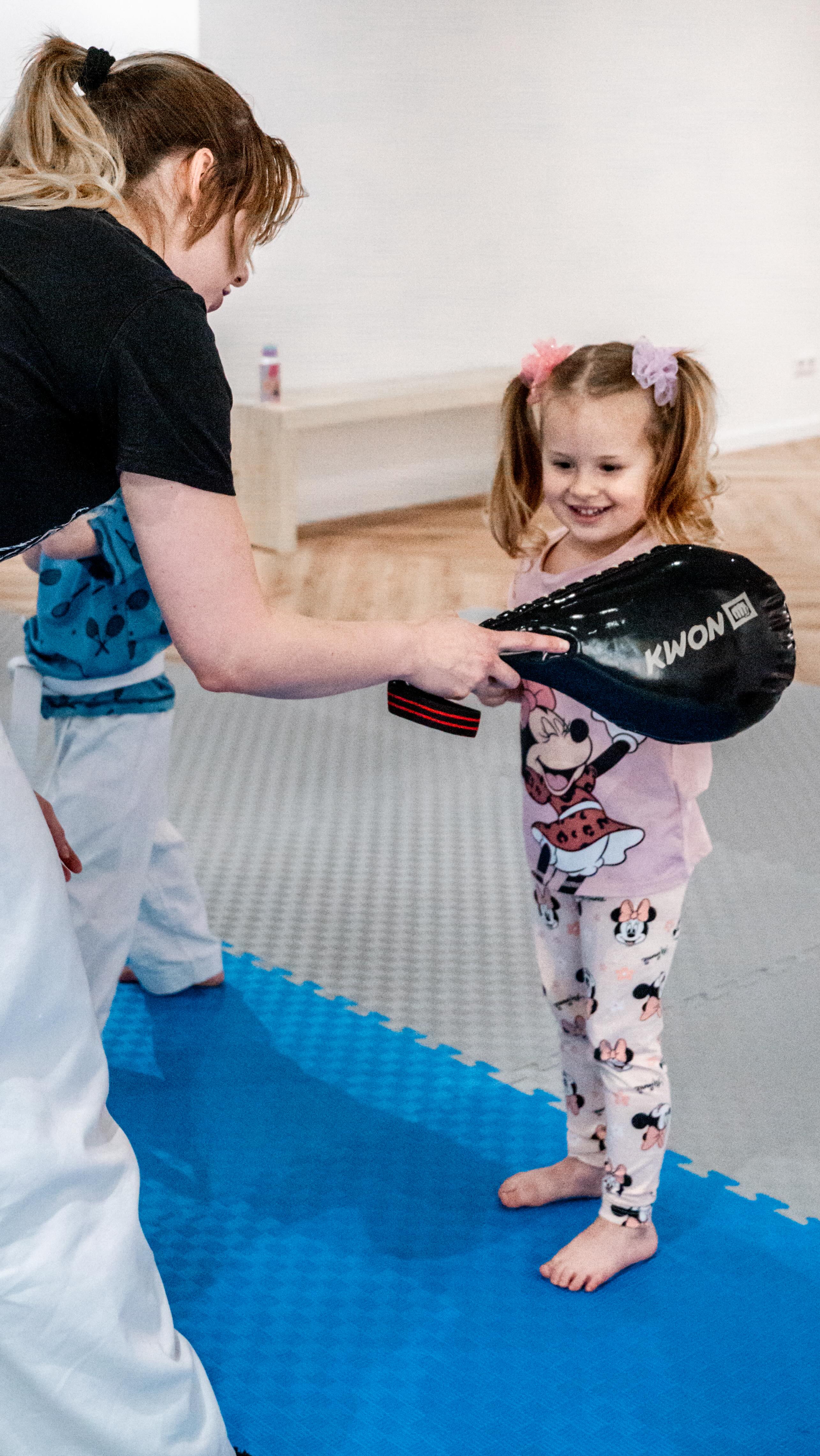 Ein kleiner Einblick in unser BUDO Mini - Kurs . Wir starten mit unseren jüngsten Bereits ab 3 Jahren in Jena. 🙌
✅ Ausdauer – von Anfang bis Ende aktiv dabei
✅ Koordination – Bewegungen spielerisch verbessern
✅ Disziplin – Regeln verstehen und einhalten
✅ Selbstvertrauen – mutig auftreten und Neues ausprobieren
✅ Teamgeist – miteinander statt gegeneinander
Mit Spaß und Bewegung wachsen unsere Kleinsten über sich hinaus!
#BudoMinis #KampfkunstFürKinder #MiniKämpfer #Kindertraining #Ausdauer #Koordination #Disziplin #Selbstvertrauen #Teamgeist #KampfsportMitHerz #FrühÜbtSich #nextleveljena #kampfsportjena #martialartsjena #jena #kindersportjena #jenacity 🙌