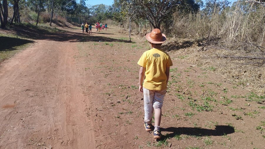 Onde fica sua escola?
Ali.
Ali onde? Cadê ela?
Ali naquele Cerrado.
📷 @apaulasicou