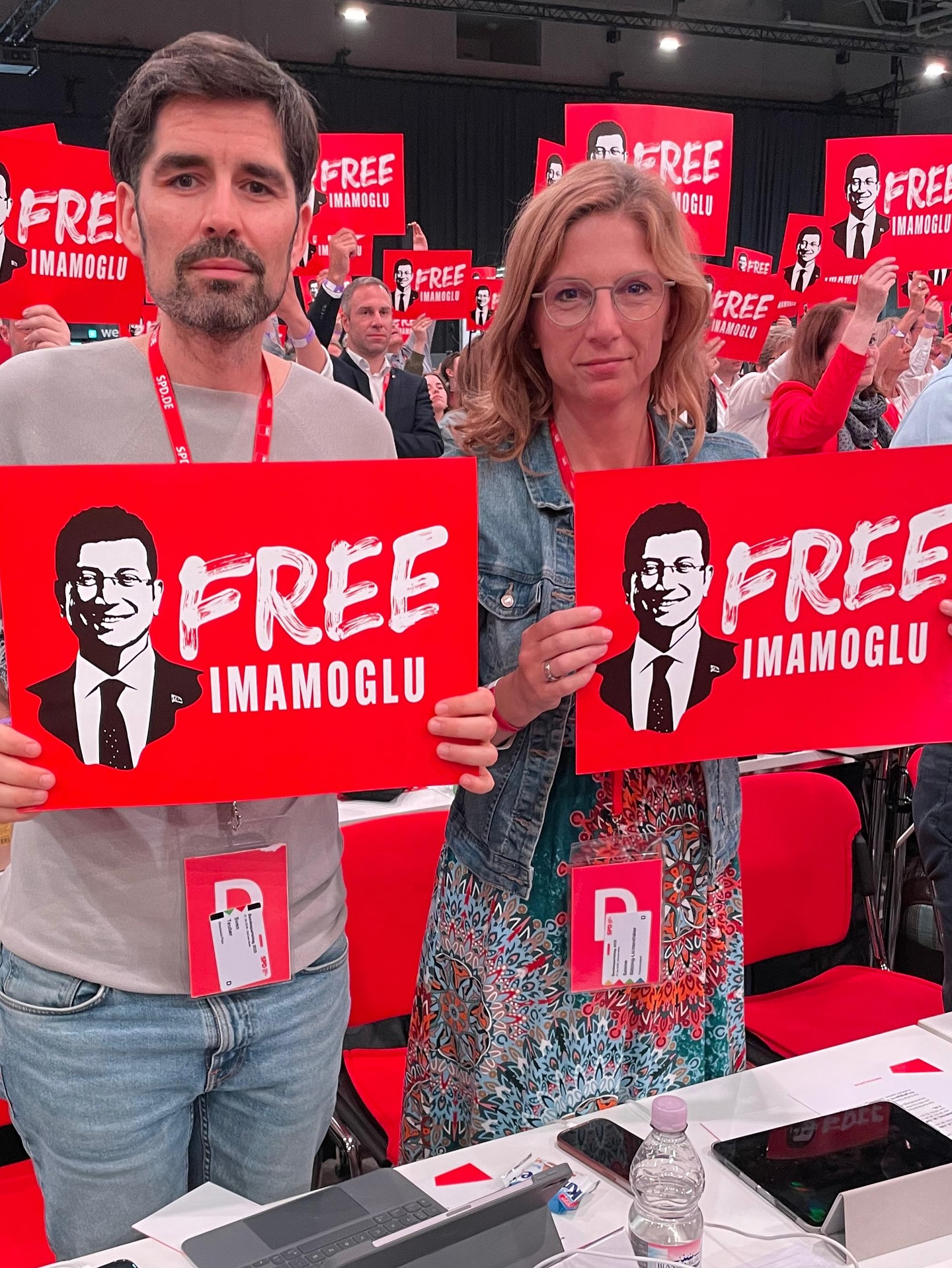 Auch die illegale Verhaftung des Bürgermeisters Imamoglu zeigt, in welcher Zeit wir wieder leben:
Demokrat:innen, die für Freiheit und Menschenrechte sowie Demokratie kämpfen, werden von autoritären Machthabern öffentlich diffamiert, bekämpft, verfolgt, inhaftiert, ..
Solidarität. Gemeinsam stark in internationaler Solidarität aller Demokrat:innen. Jeden Tag so wie auch hier auf dem Bundesparteitag der SPD bei der Rede des Vorsitzenden der CHP.
#freeimamoğlu #freeimamoglu #türki̇ye #turkiye #türkei #demokratie #spd #bpt25 #solidarität