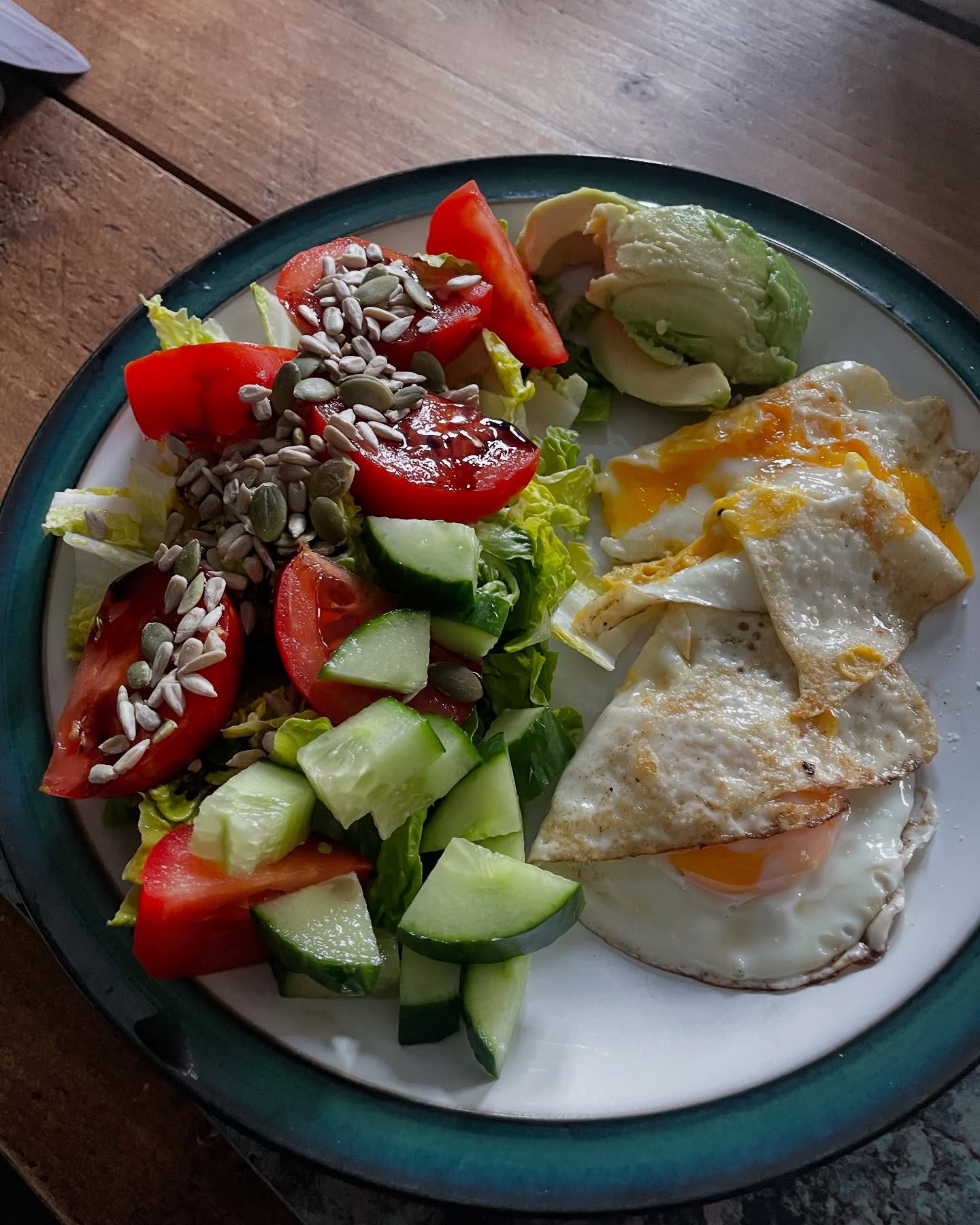 My quick meals post seems to be resonating with my followers so I thought I’d share my quick dinner from last night: two eggs, avocado, and a nice fresh salad sprinkled with seeds and drizzled with extra virgin olive oil. This took me under ten mins and ticks the box for protein, healthy fats, and lots of veg! I had a carb heavy lunch (risotto) so went light on carbs for this meal. But would have paired nicely with a slice of sourdough or rye bread. #quickmeals #quicknutrition #busylife #yorkshirewellness