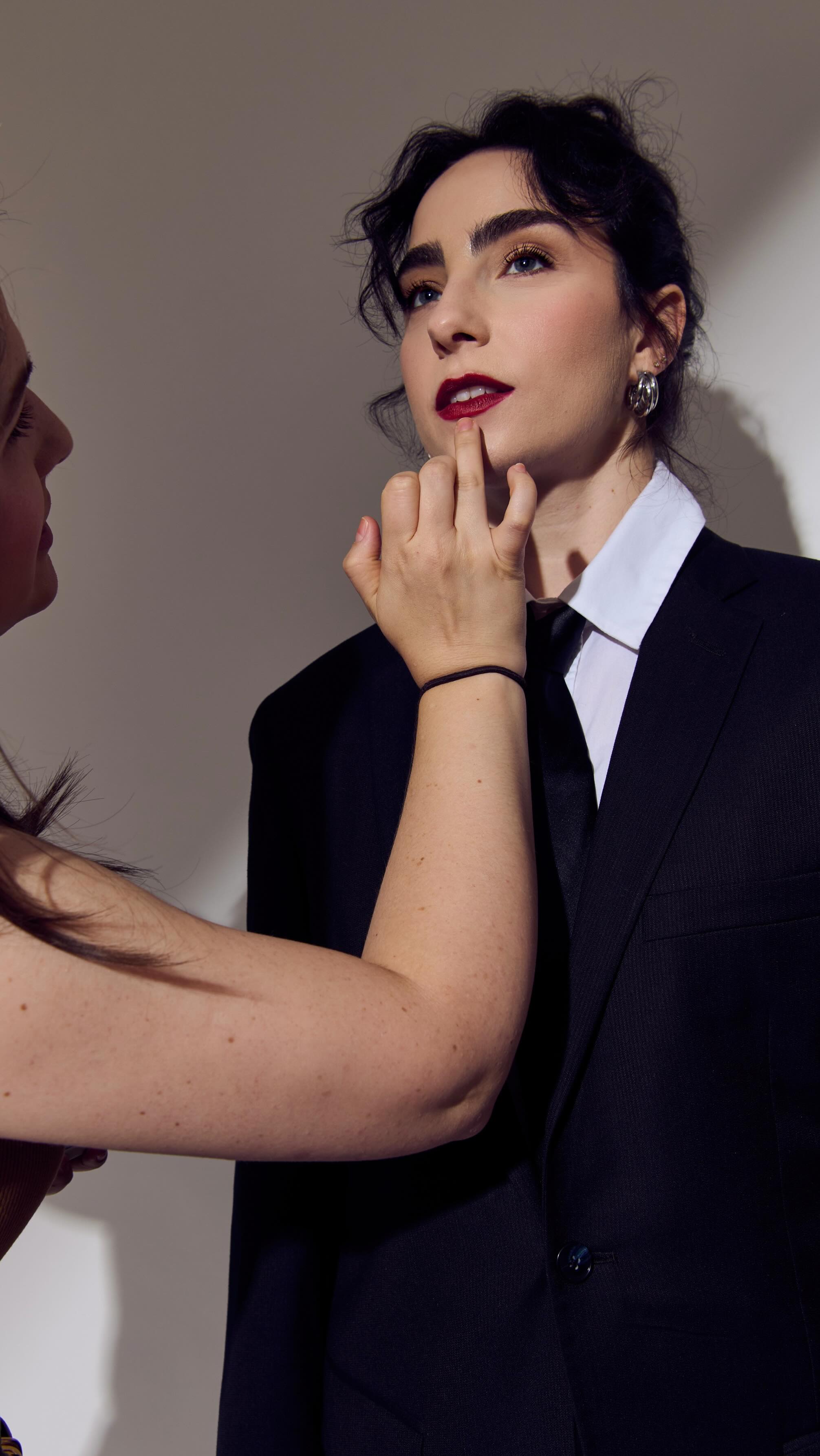 Here’s how I created @eliselm___’s stunningly natural headshot glam for her photos with @justinpatterson!
PRODUCTS USED:
- @medicube_global_official Zero Pore Pads
- @beekman1802 Bloom Cream
- @lumify.eyes Redness Reliever Eye Drops
- @esteelauder Double Wear 24 Hr Concealer
- @fentybeauty Soft Lit Luminous Foundation
- @danessamyricksbeauty Balm Contour
- @chanel.beauty No1 De Chanel Lip and Cheek Balm
- @got2busa Brow and Edge Gel
- @rcmamakeup No Colour Powder
- @plouise_makeup_academy Primer Base
- @danessamyricksbeauty Groundwork Palette
- @makeupforever Artist Pencils in Dimensional Dark Brown and Endless Cacao
- @maybelline Falsies
- @maccosmetics Spice Lip Liner
- @fentybeauty You Mist Makeup Extending Spray
#makeup #makeupartist #freelancemakeupartist #mua #nycmua #headshot #headshots #actorheadshot #makeupforheadshots #headshotmakeup
#nycactor #theatre #tvfilm #theater #broadway #musicals #nycheadshotphotographer