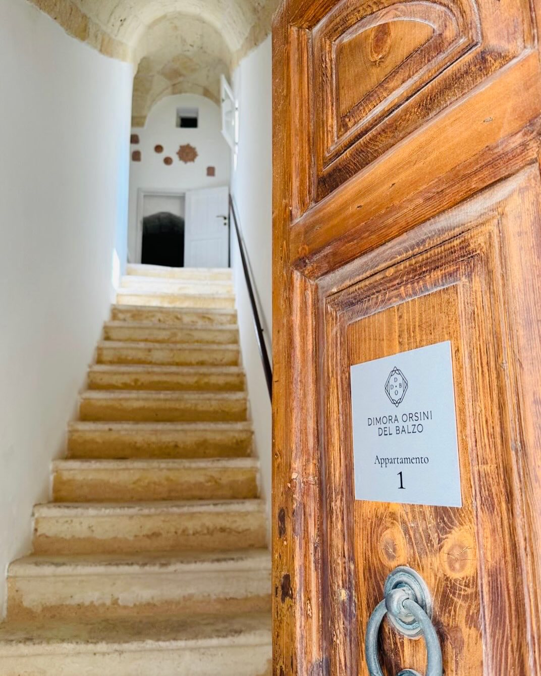 🔵 Cerchi un posto speciale dove trascorrere le tue vacanze e vivere momenti indimenticabili? @dimora_orsini_del_balzo a #carovigno 🏰è la scelta giusta! A soli 5 km dalle spiagge più belle dell’Alto #salento 🏖️, le nostre residenze ti accoglieranno con ampi spazi, comfort e privacy! 🏡appartamento n.1️⃣ : 3 camere da Letto 🛌, 1 cucina accessoriata🍽️, soggiorno luminoso con divano letto 🛋️ e con accesso alla Terrazza abitabile, 3 bagni🛀; 🏡appartamento n.2️⃣: 1 camera da 🛌, 1 bagno 🛀, cucina/soggiorno con divano letto; 🏡appartamento n.3️⃣ : monolocale con angolo cottura🍽️ e bagno 🛀.