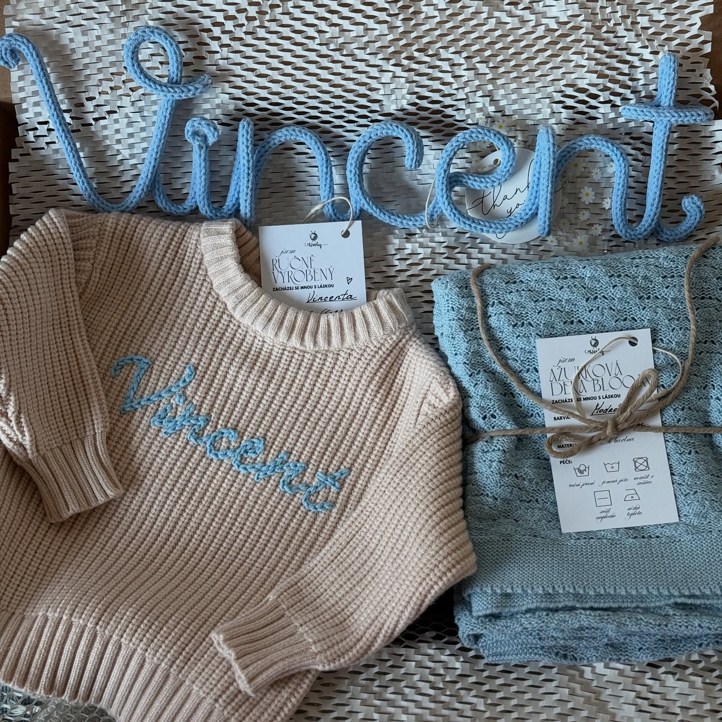 Já prostě miluju, jak nádherně umíte sladit @woolycz kousky do jednoho celku.
Ručně vyšívaný svetr, pletené jméno a jemná dečka – každý detail ladí, jako by k sobě patřil odjakživa. 💙
Děkuji, že podporujete ruční tvorbu, která v sobě nese příběh.
Váš cit pro krásu tvoří ty nejkouzelnější sety.